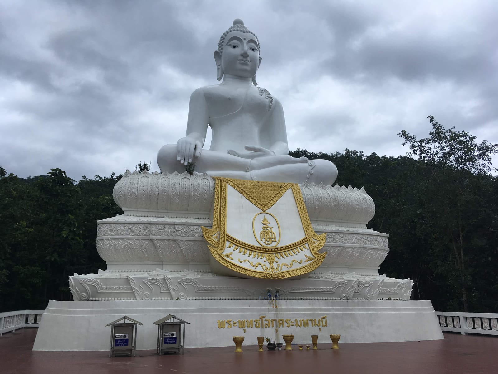 พระธาตุแม่เย็น (พระใหญ่ขาว) กราบพระ ชมวิวเมืองปายทั้งหุบเขา