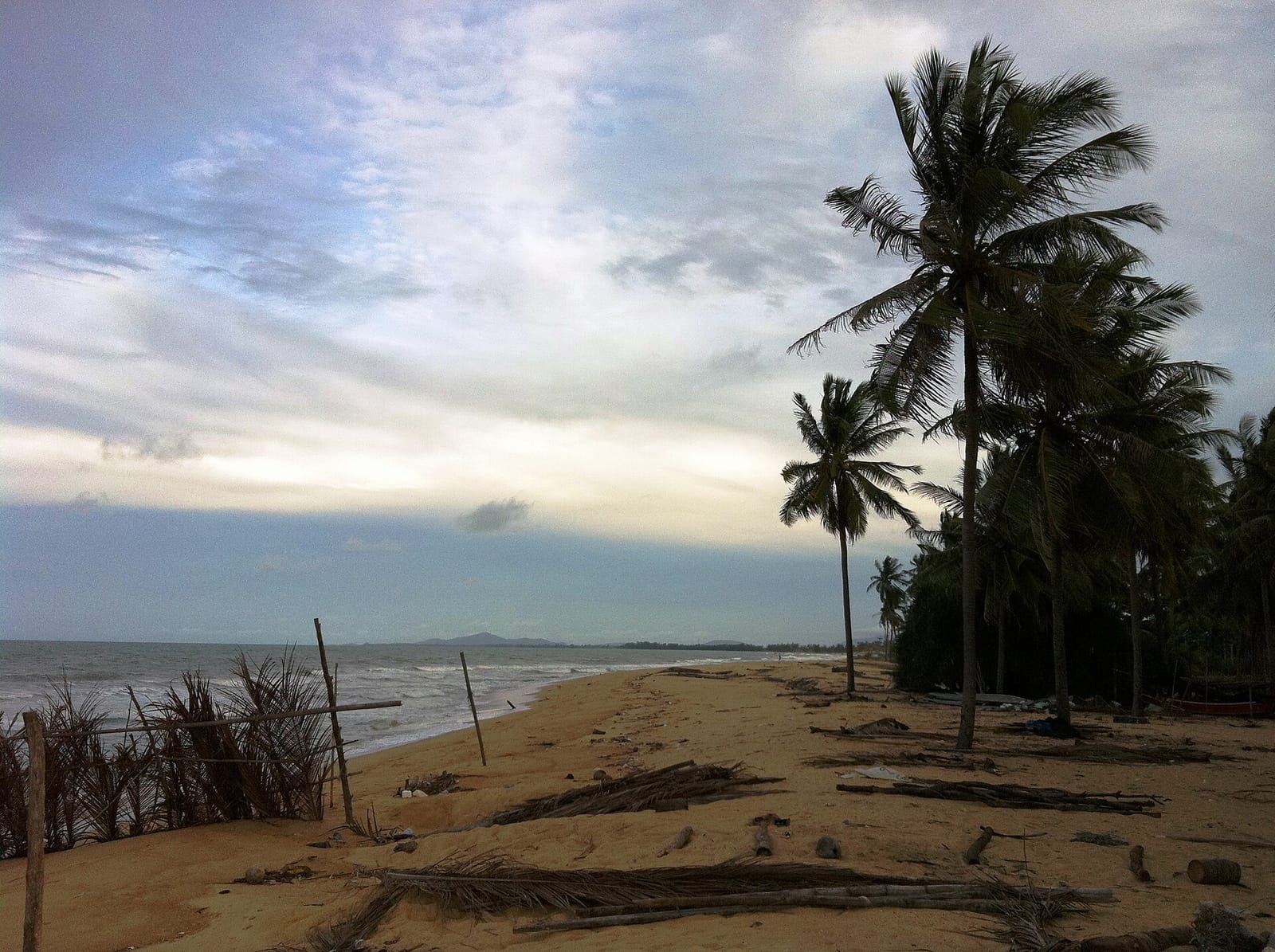 ชายหาดและธรรมชาติปัตตานี ทะเล แหลมทราย น้ำตก ป่าชายเลน