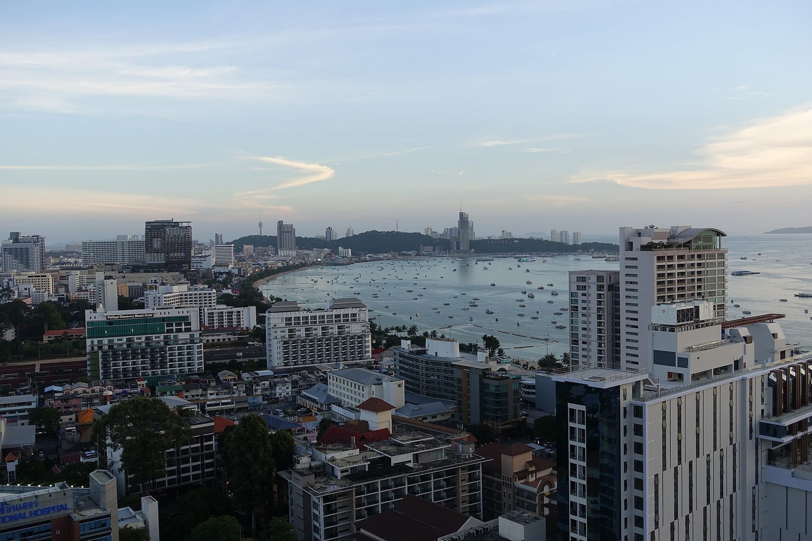 แผนพัทยาสายคู่รัก รูฟท็อป · ดินเนอร์ริมทะเล · พระอาทิตย์ตก
