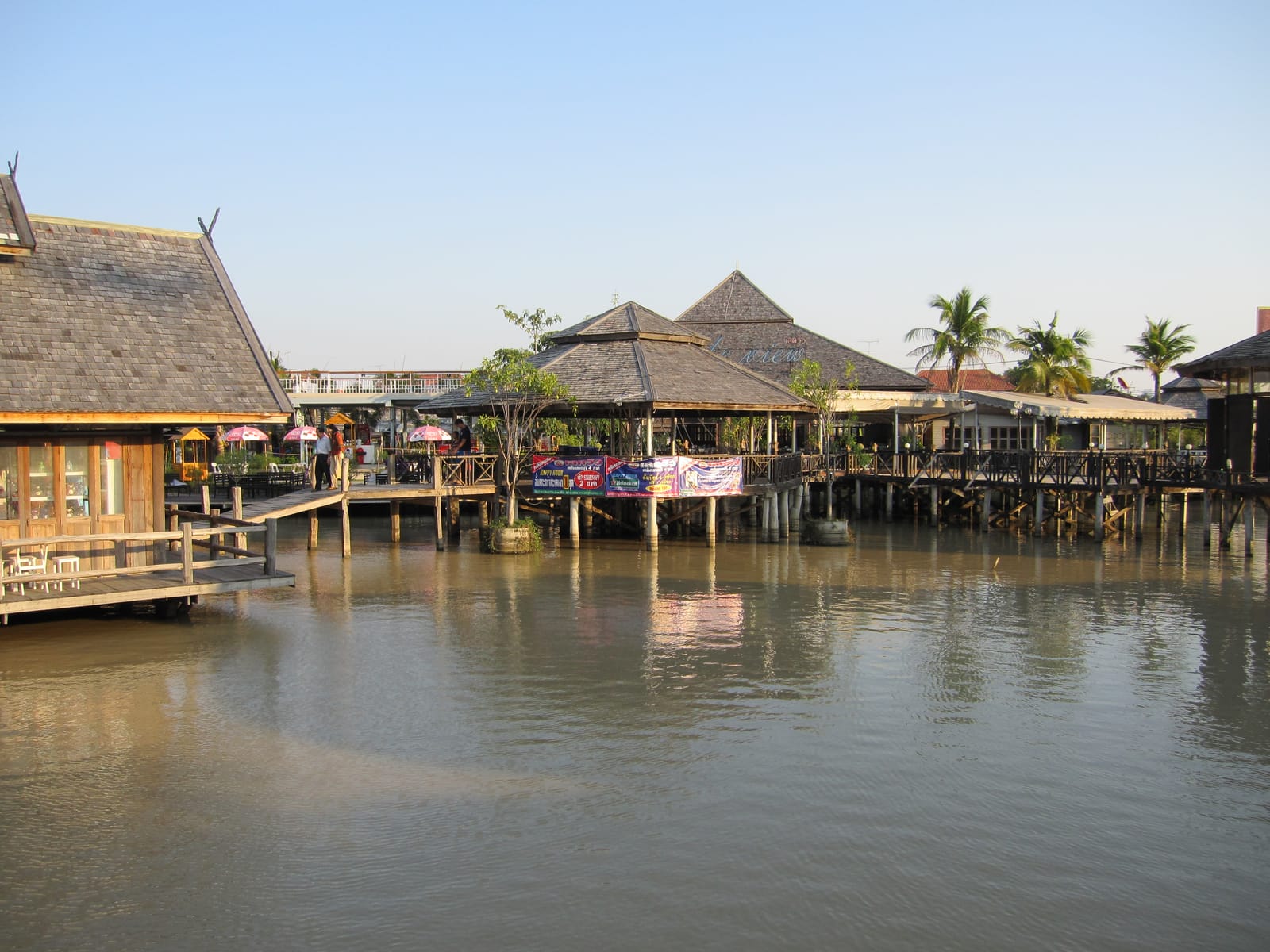 ตลาดน้ำ 4 ภาค พัทยา กิน ช้อป นั่งเรือ ครบในที่เดียว