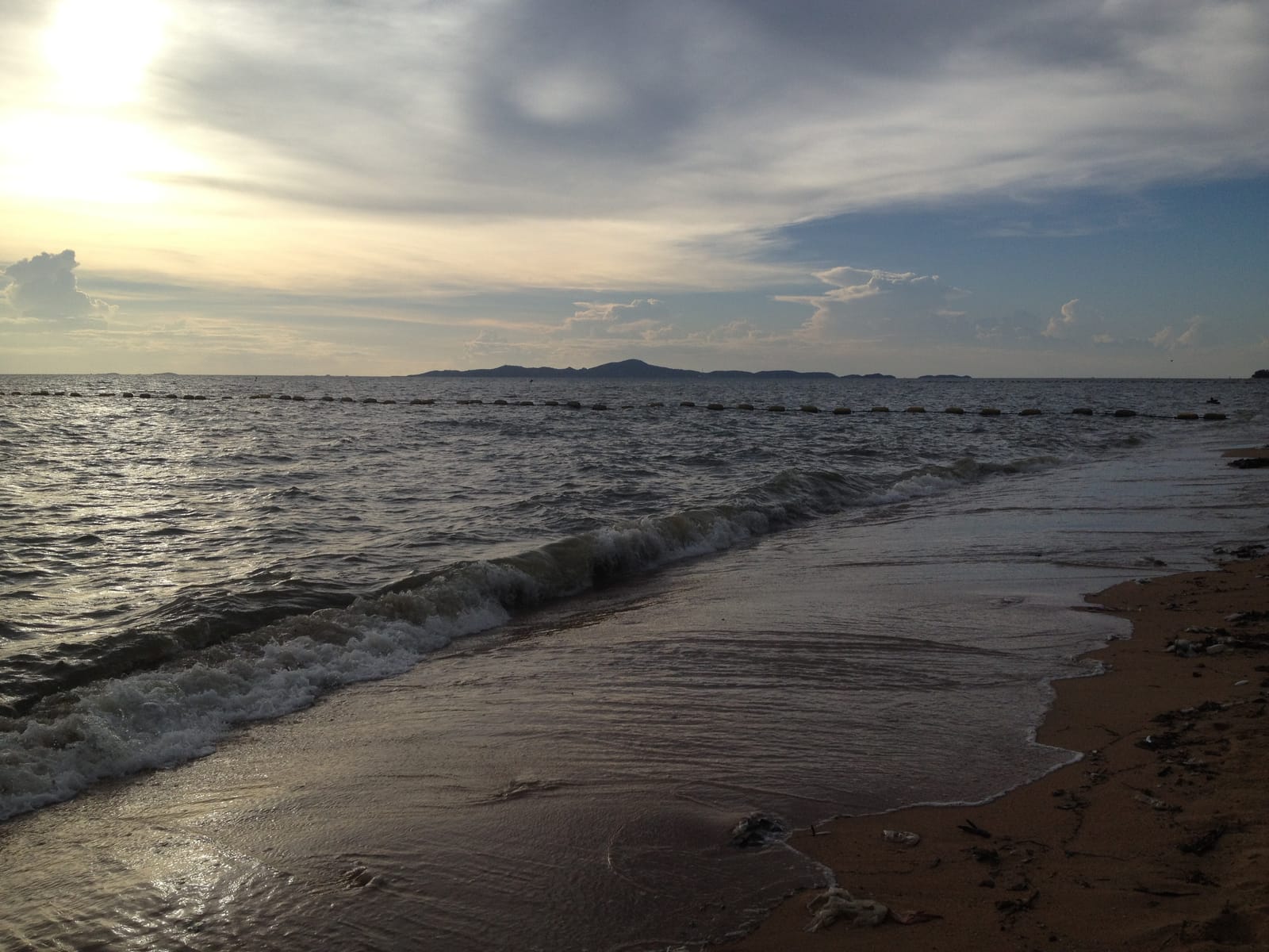 หาดจอมเทียน พัทยา หาดยาว เงียบ เหมาะมาทั้งครอบครัว
