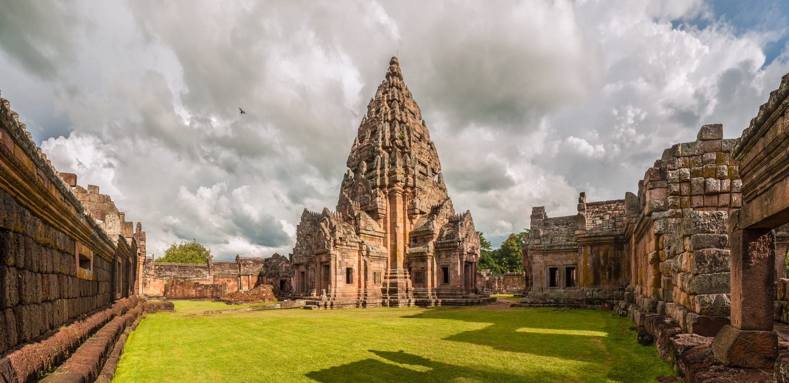 อุทยานประวัติศาสตร์พนมรุ้ง ปราสาทหินขอมบนปากปล่องภูเขาไฟ