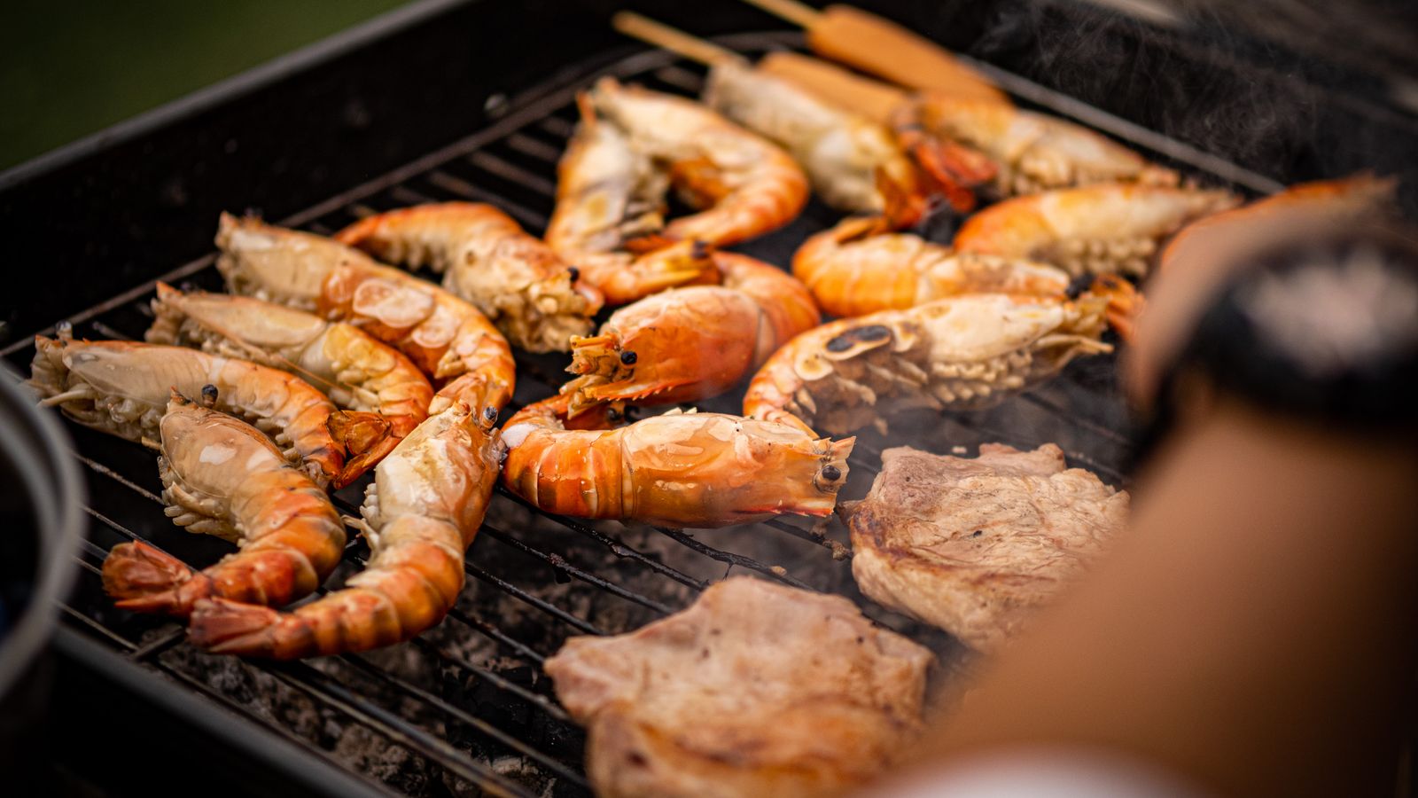 อาหารทะเลสาบลำปำ ปลาดุกร้า กุ้งสด ริมทะเลสาบ
