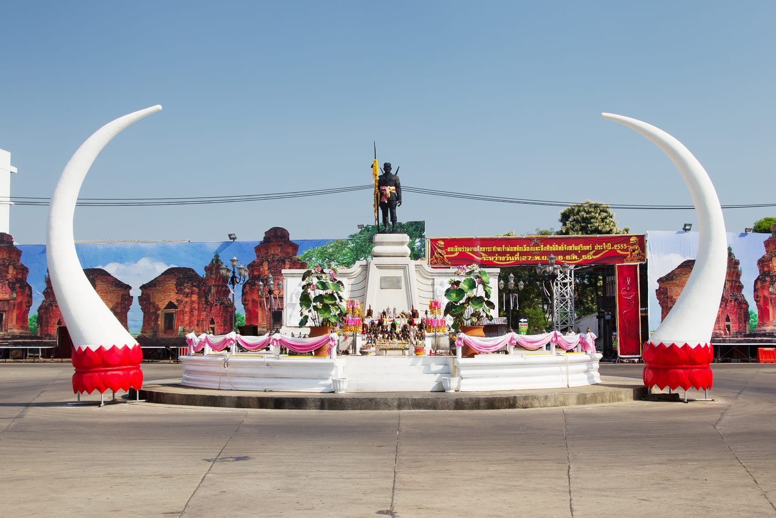 อนุสาวรีย์พระยาสุรินทร์ภักดี เจ้าเมืองคนแรก แลนด์มาร์กกลางเมือง