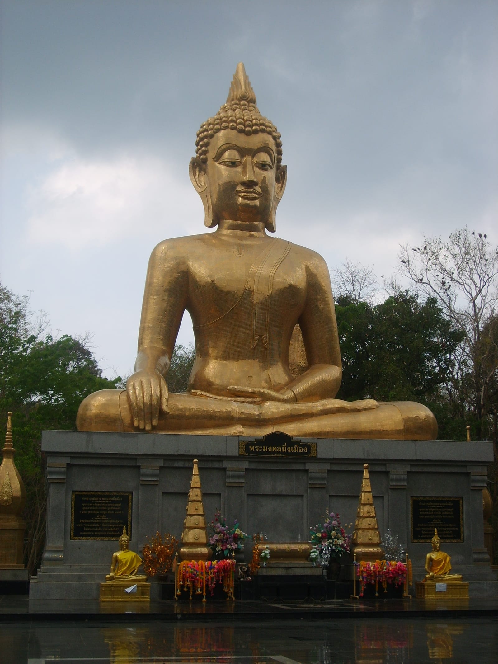 พุทธอุทยานพระมงคลมิ่งเมือง พระใหญ่กลางลานหิน