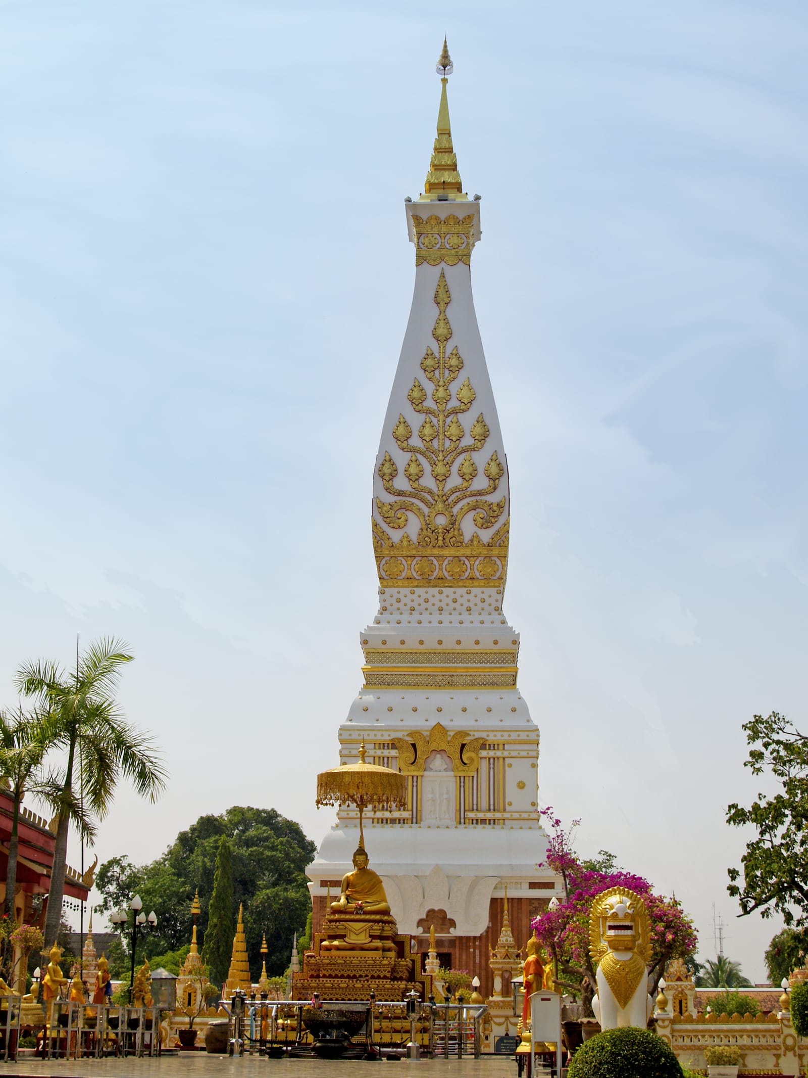 พระธาตุพนม พระธาตุคู่ลุ่มน้ำโขง องค์สีขาวยอดทอง