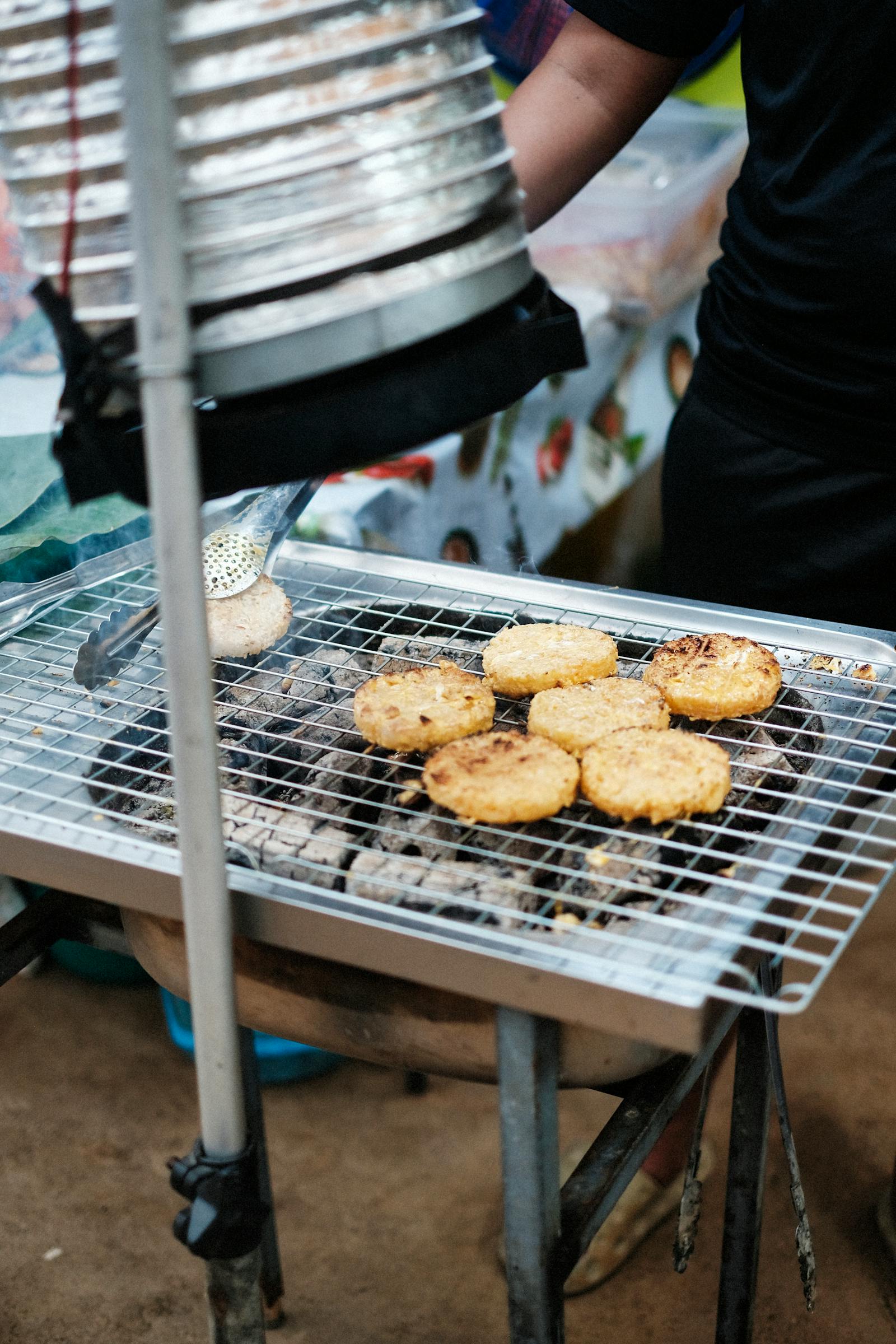 ข้าวแคบ–ข้าวควบแพร่ แผ่นแป้งย่างไฟกรอบ ของกินเล่นพื้นถิ่น