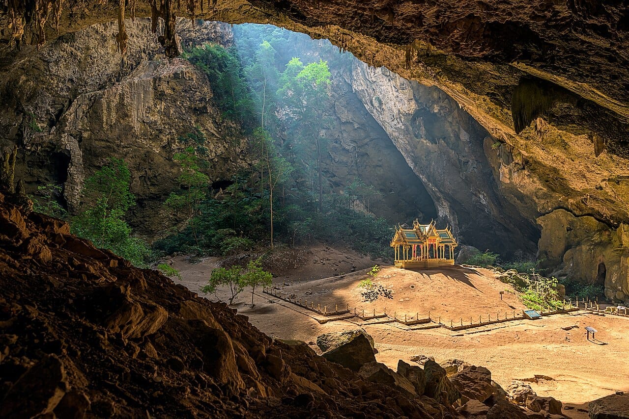 ถ้ำพระยานคร พลับพลาในถ้ำกับแสงที่ลอดลงมา