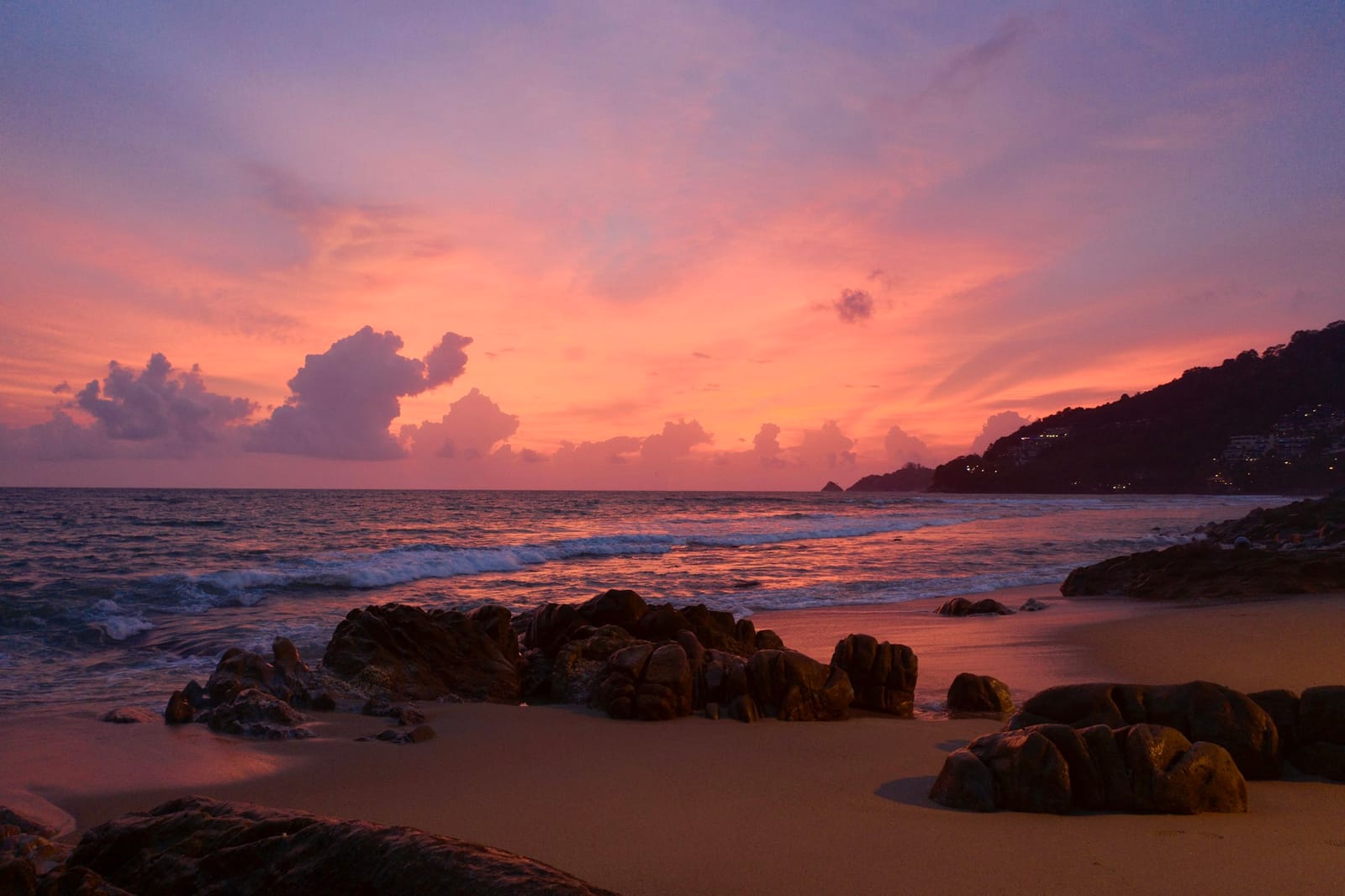 ร้านริมหาด บีชคลับ บาร์ภูเก็ต มื้อเย็นวิวทะเล บรรยากาศดี