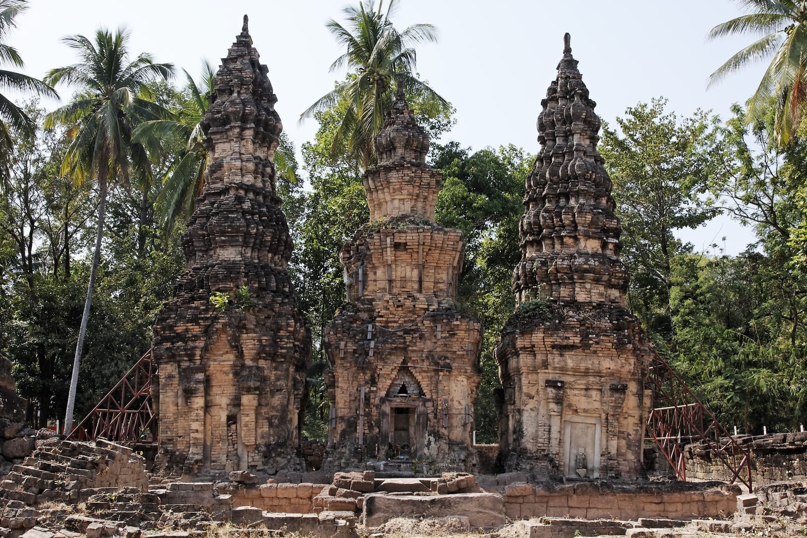 ปราสาทบ้านปราสาท ปรางค์อิฐขอมพันปีกลางชุมชน