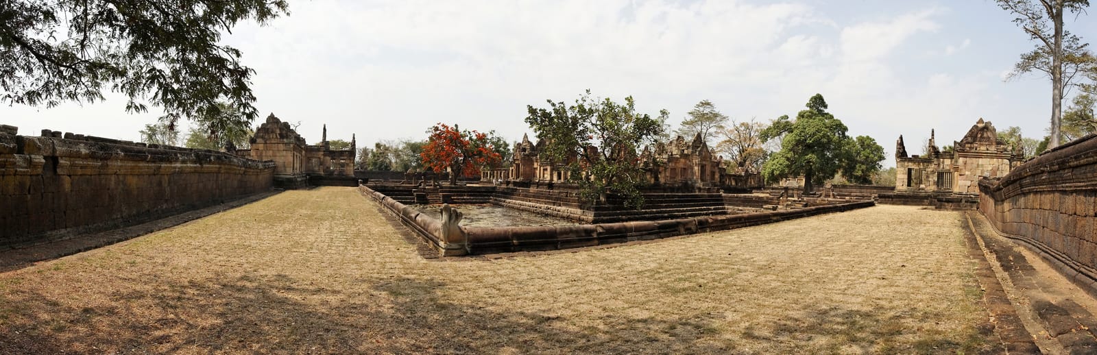 ปราสาทเมืองต่ำ ปราสาทขอมพื้นราบ สระน้ำตัวแอล