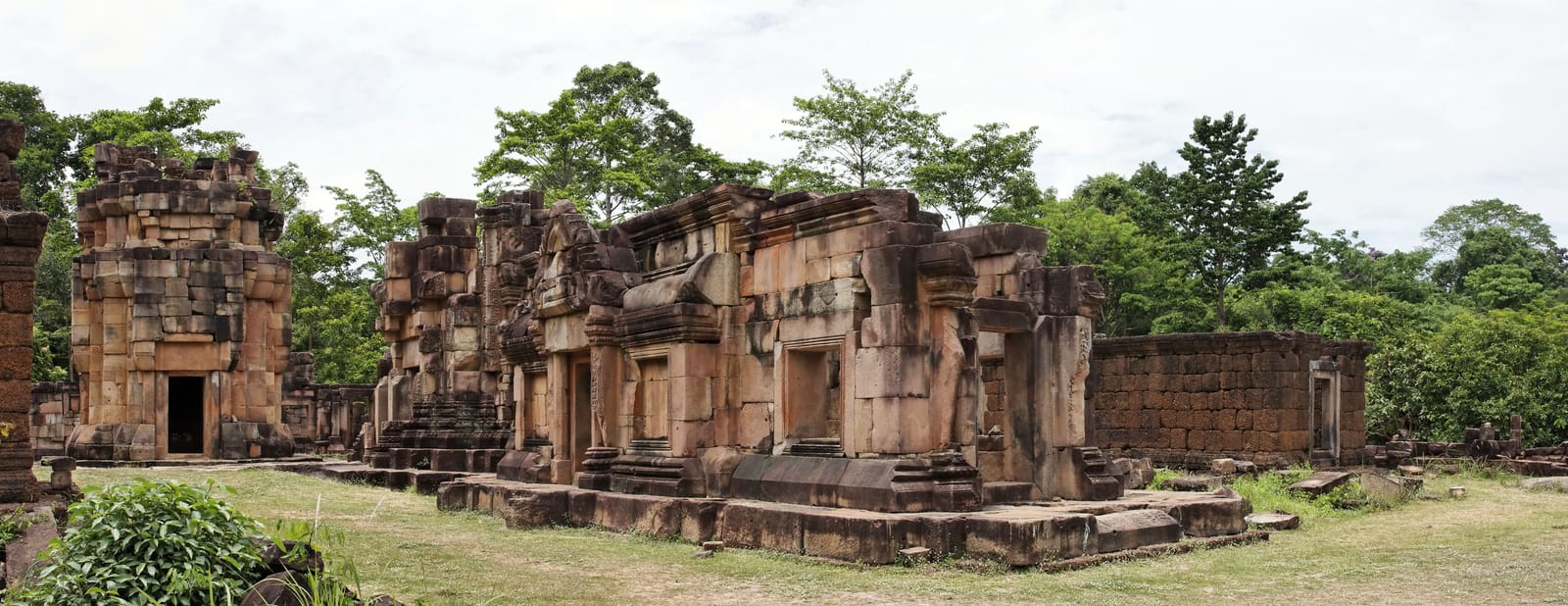 ปราสาทตาเมือนธม ปราสาทขอมริมพนมดงรัก