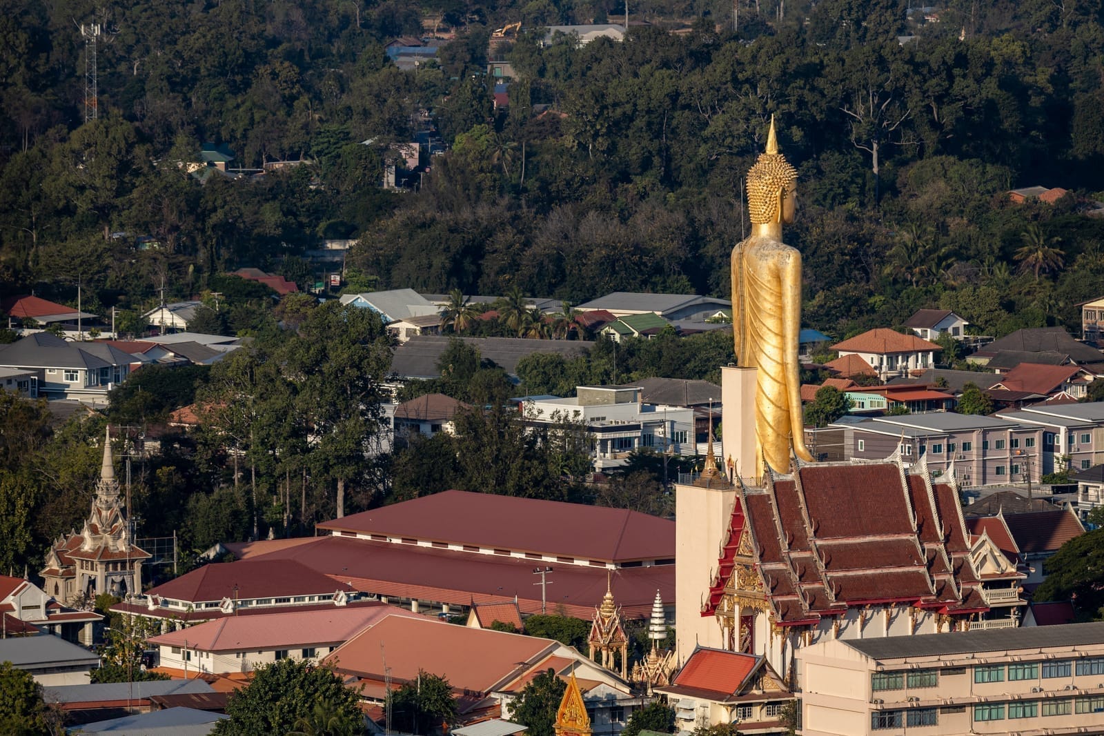 วัดในเมืองร้อยเอ็ด เดินไหว้พระรอบบึงพลาญชัยครึ่งวันก็ครบ
