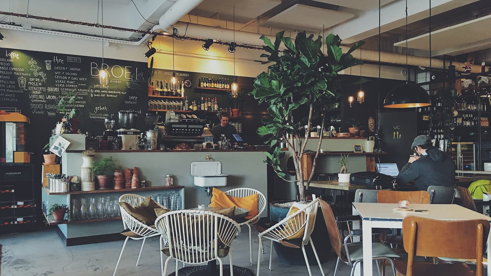 คาเฟ่สระแก้ว ในเมือง–อรัญประเทศ นั่งชิล กาแฟดี ถ่ายรูปสวย