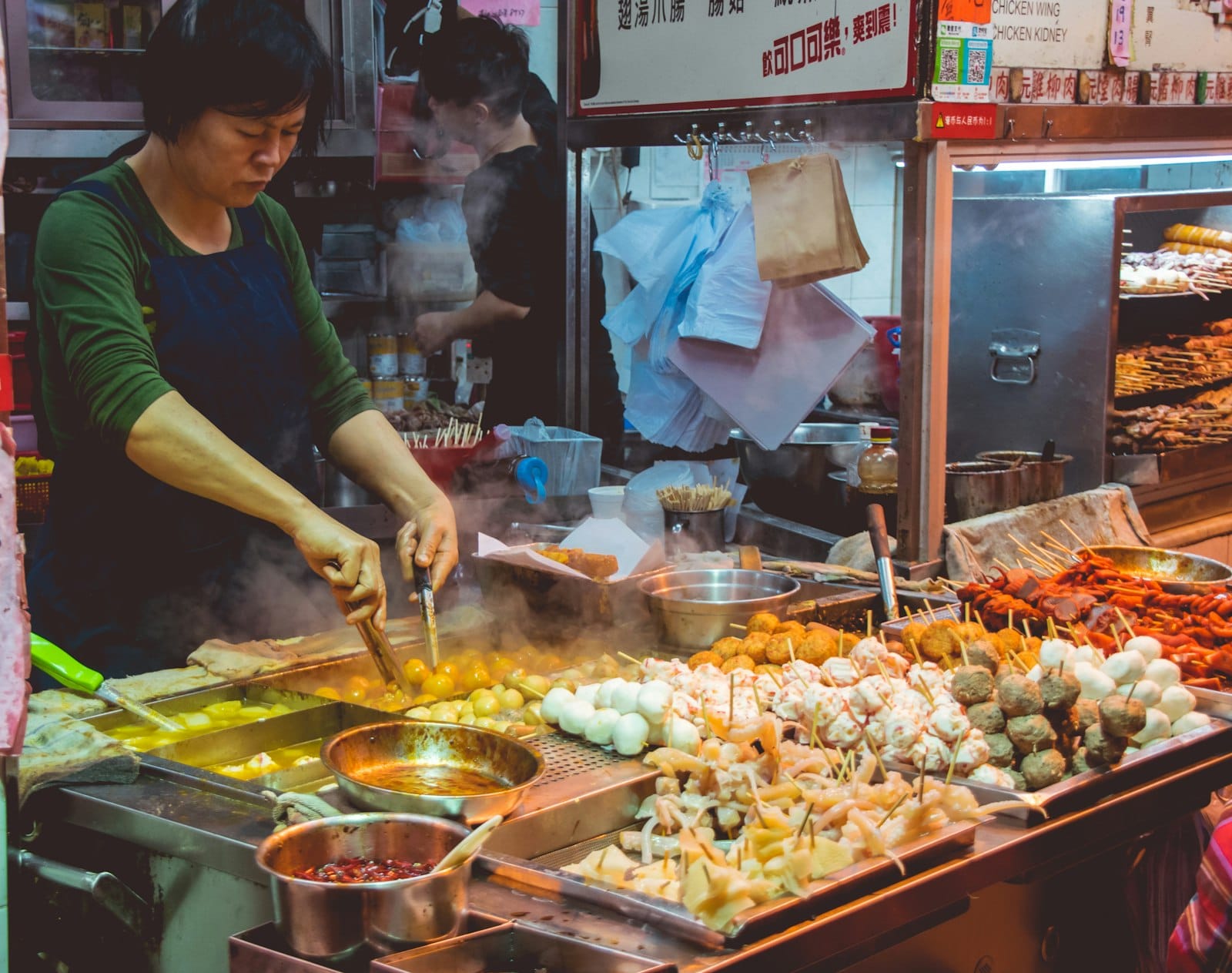 ตลาดเย็นสกลนคร เดินกินของอีสาน-เวียดนามยามค่ำ