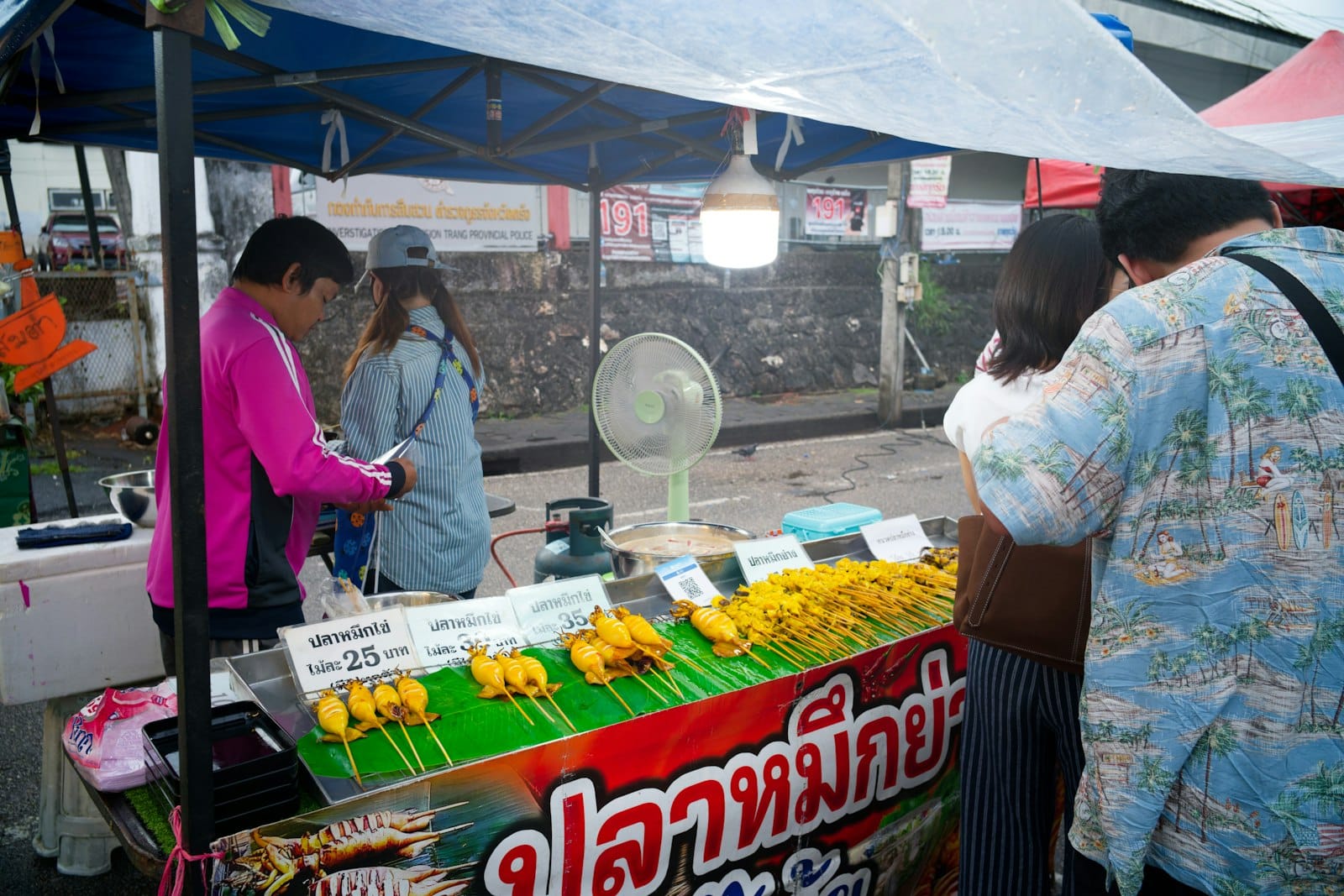 สตรีทฟู้ดสกลนคร ถนนคนเดิน ของย่าง ของทอด ขนมพื้นถิ่น เดินชิมยามค่ำ