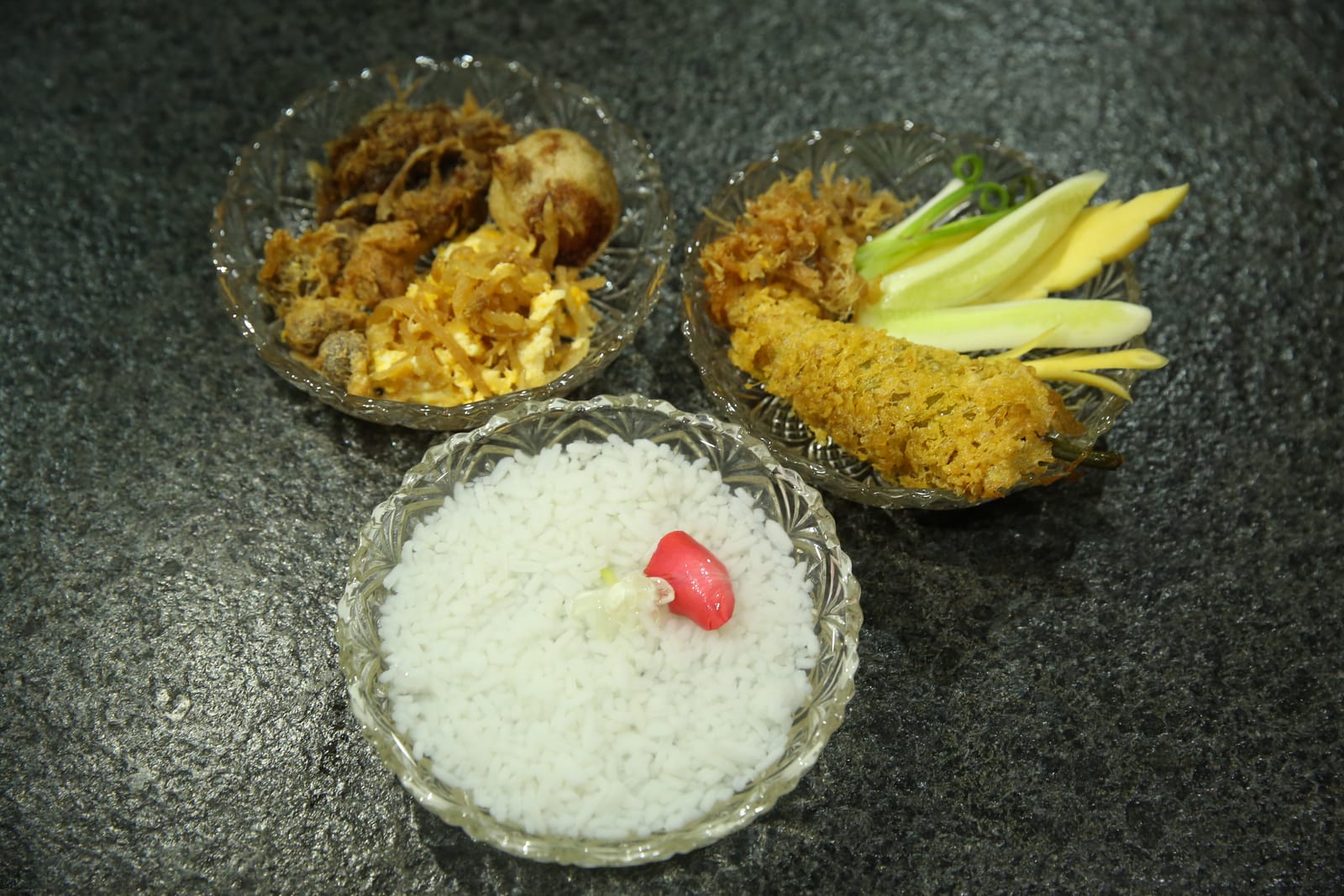 อาหารมอญสามโคก ข้าวแช่ ขนมพื้นบ้าน ร้านเก่า