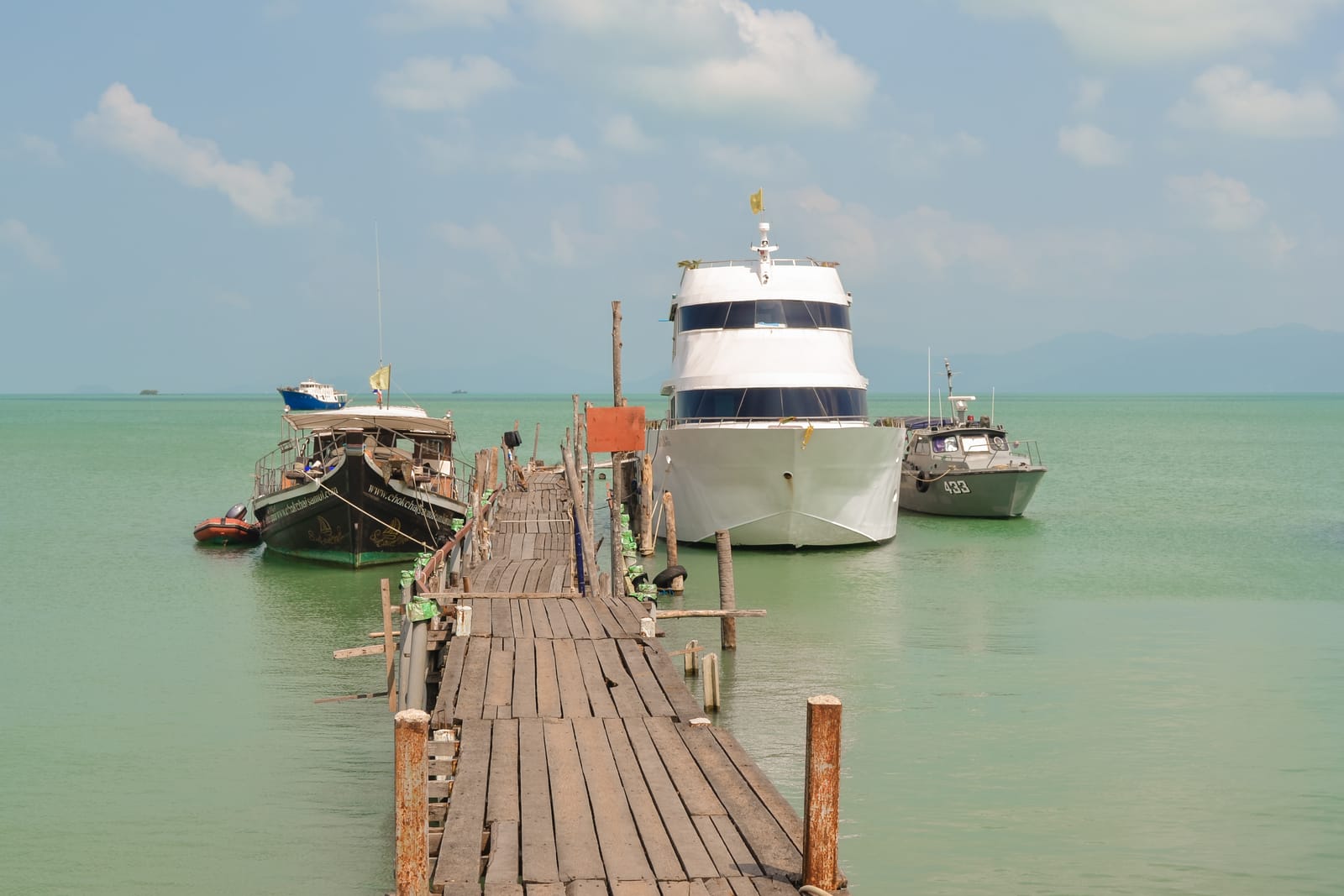 หมู่บ้านชาวประมงบ่อผุด ซีฟู้ด คาเฟ่ ตึกไม้เก่าริมหาด