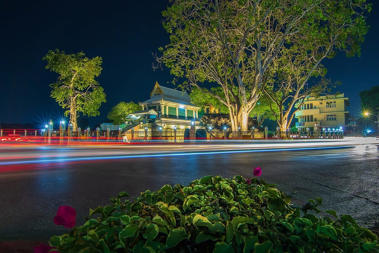 ศาลพระกาฬ ลพบุรี ไหว้เจ้าพ่อ ดูลิง คู่พระปรางค์สามยอด