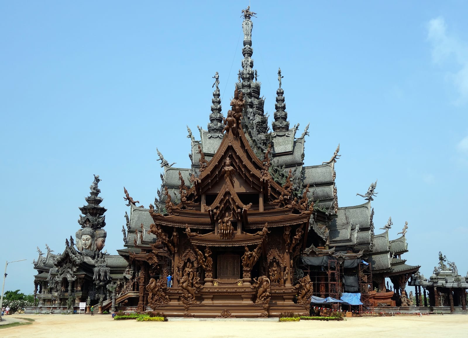 ปราสาทสัจธรรม พัทยา ปราสาทไม้แกะสลักริมทะเล