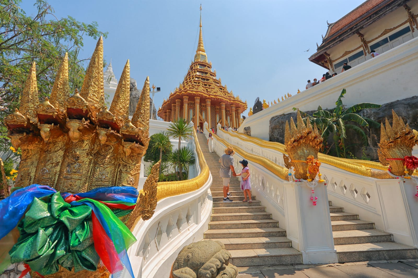 ตักบาตรดอกไม้ สระบุรี ประเพณีวันเข้าพรรษาที่พระพุทธบาท