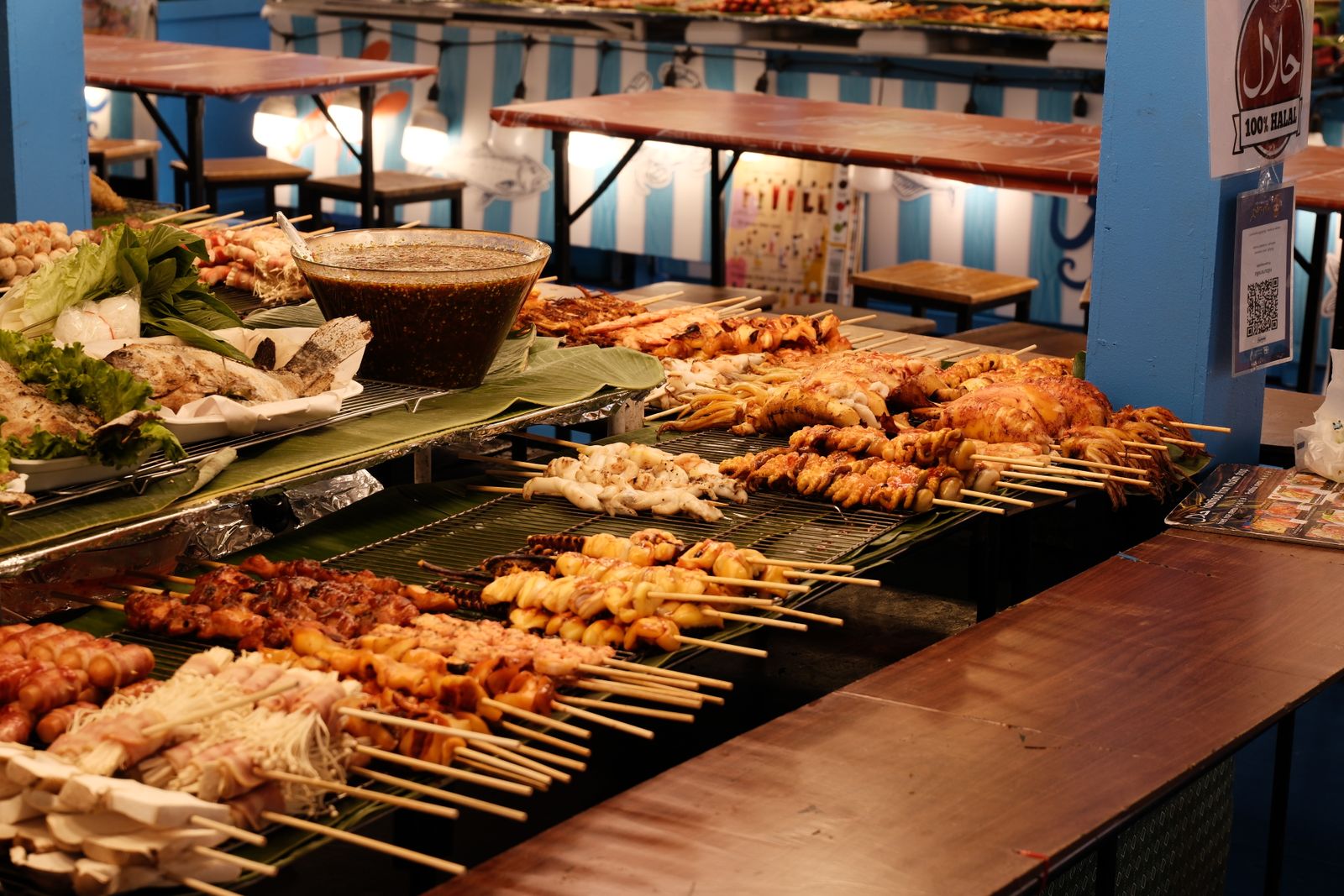 สตรีทฟู้ดและตลาดเย็นศรีสะเกษ ของย่าง ของทอด ขนมพื้นถิ่น เดินชิมยามค่ำ