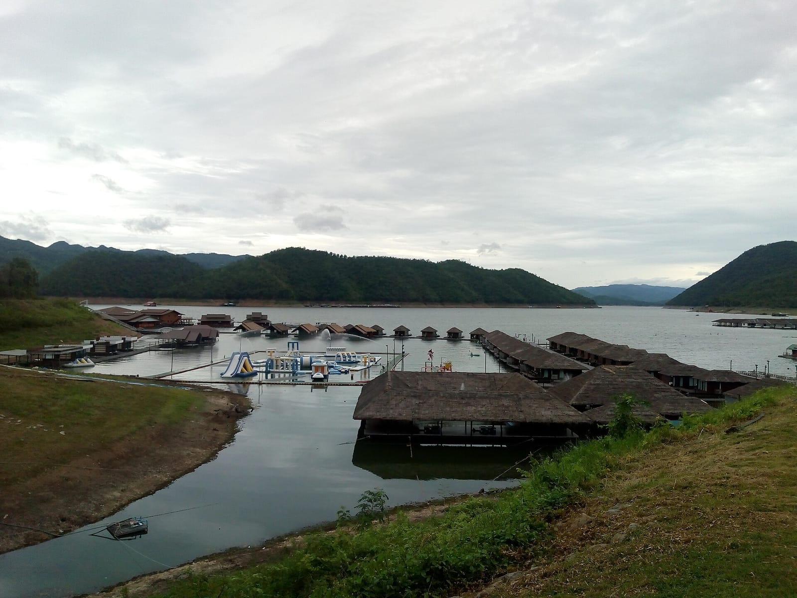 เขื่อนศรีนครินทร์ ทะเลสาบ น้ำตก แพริมน้ำ