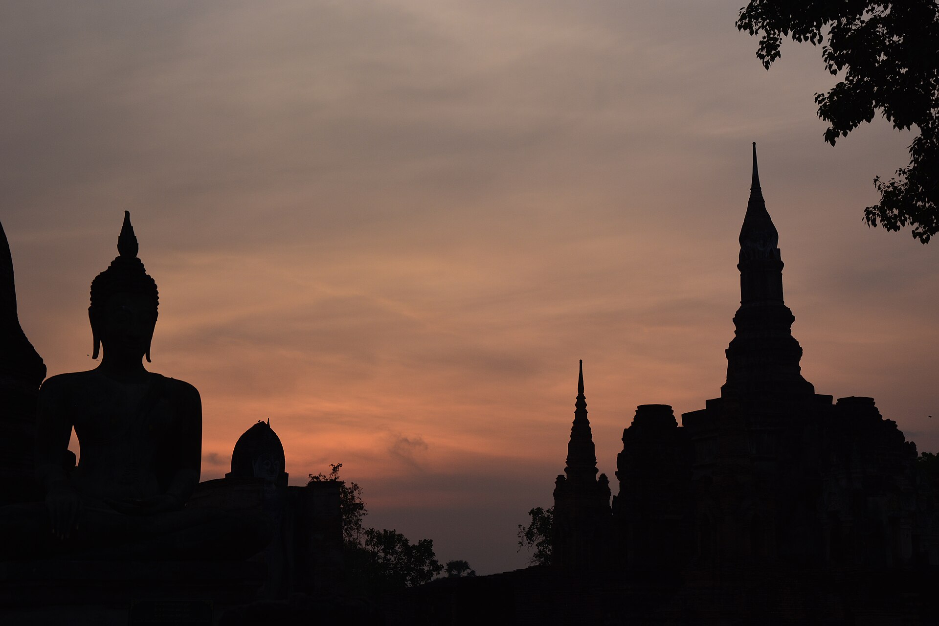 ลอยกระทง เผาเทียน เล่นไฟ สุโขทัย เมืองเก่า