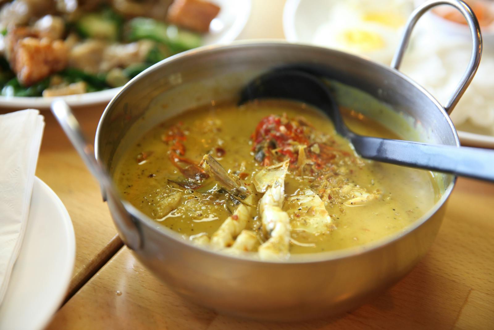 อาหารใต้รสจัดสุราษฎร์ธานี 9 ร้านแกงไตปลา คั่วกลิ้ง ผัดสะตอ