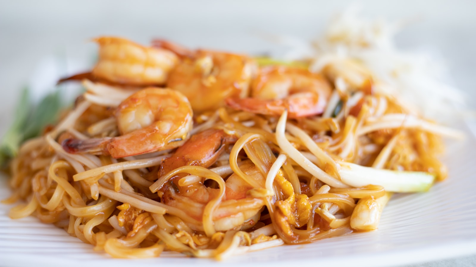 สตรีทฟู้ดสุรินทร์ ตลาดเย็นริมทางรถไฟ เดินชิมยามค่ำ