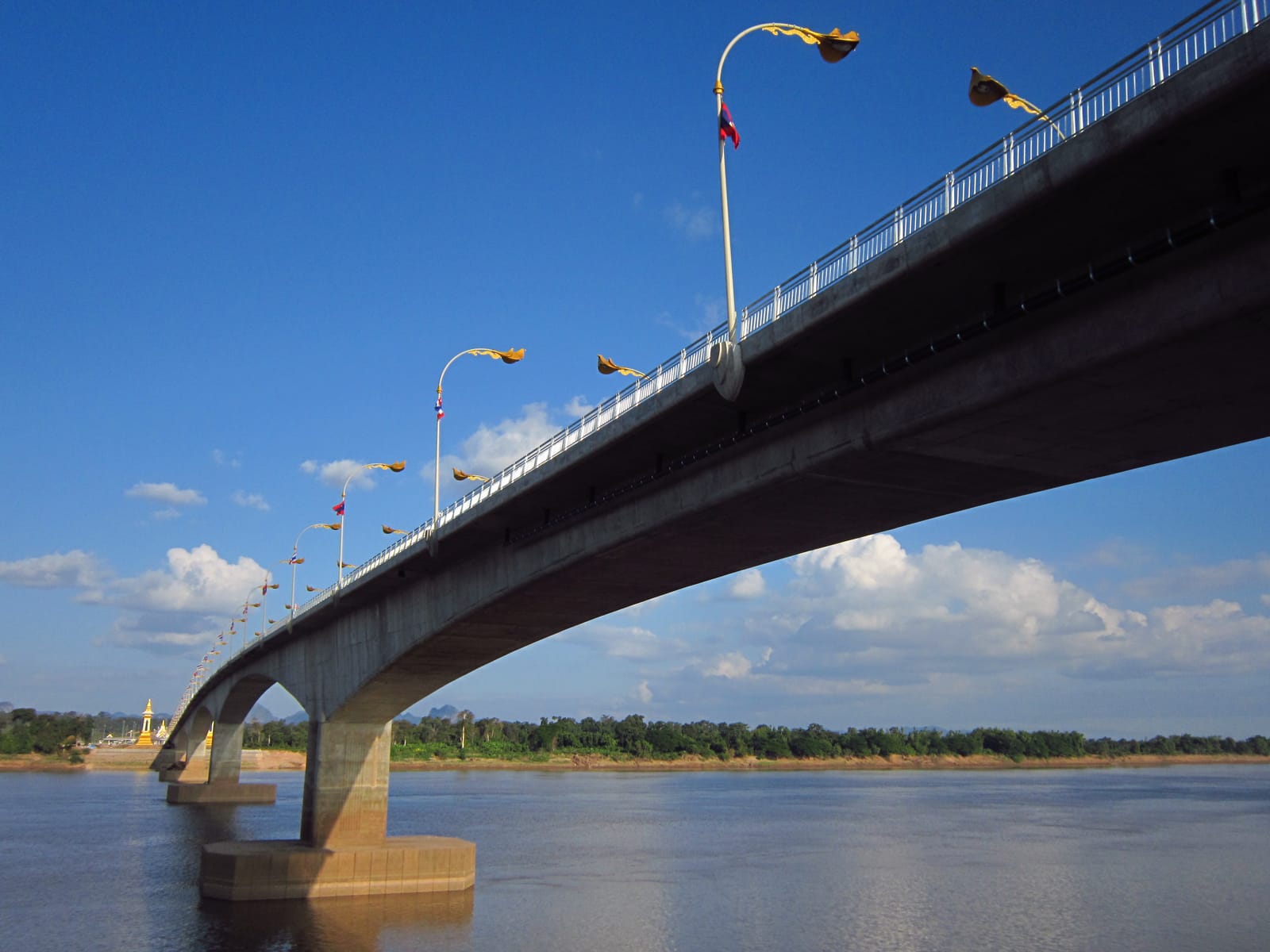 สะพานมิตรภาพไทย-ลาว แห่งที่ 3 นครพนม → ท่าแขก → เวียดนาม