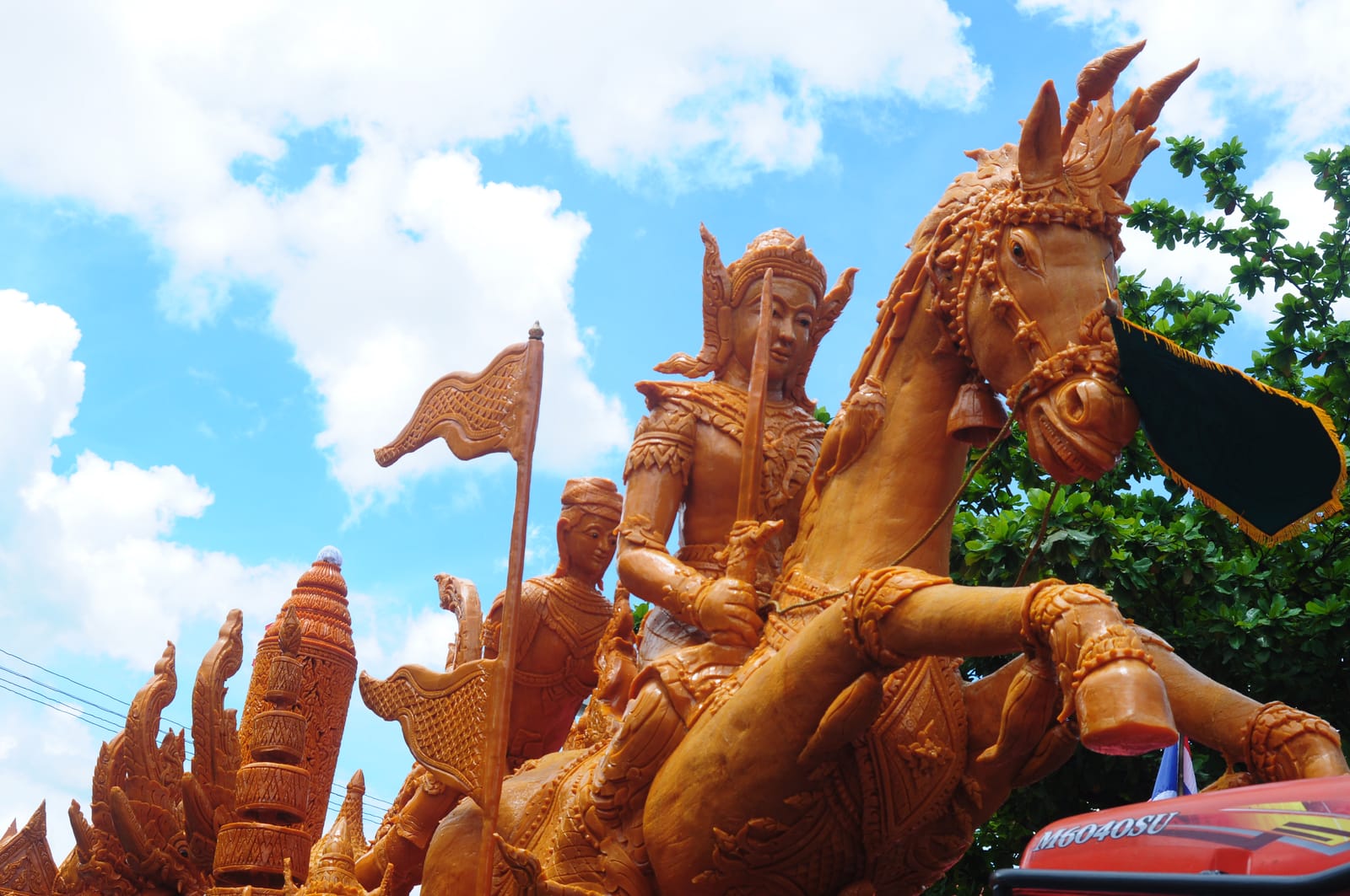 งานแห่เทียนพรรษาอุบล ขบวนเทียนแกะสลักที่ทุ่งศรีเมือง