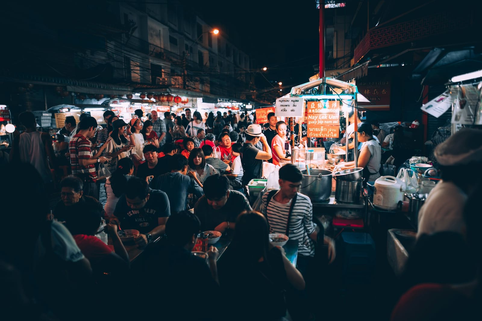 ตลาดกลางคืนอุดรธานี เดินกินอีสาน-เวียดนามยันดึก