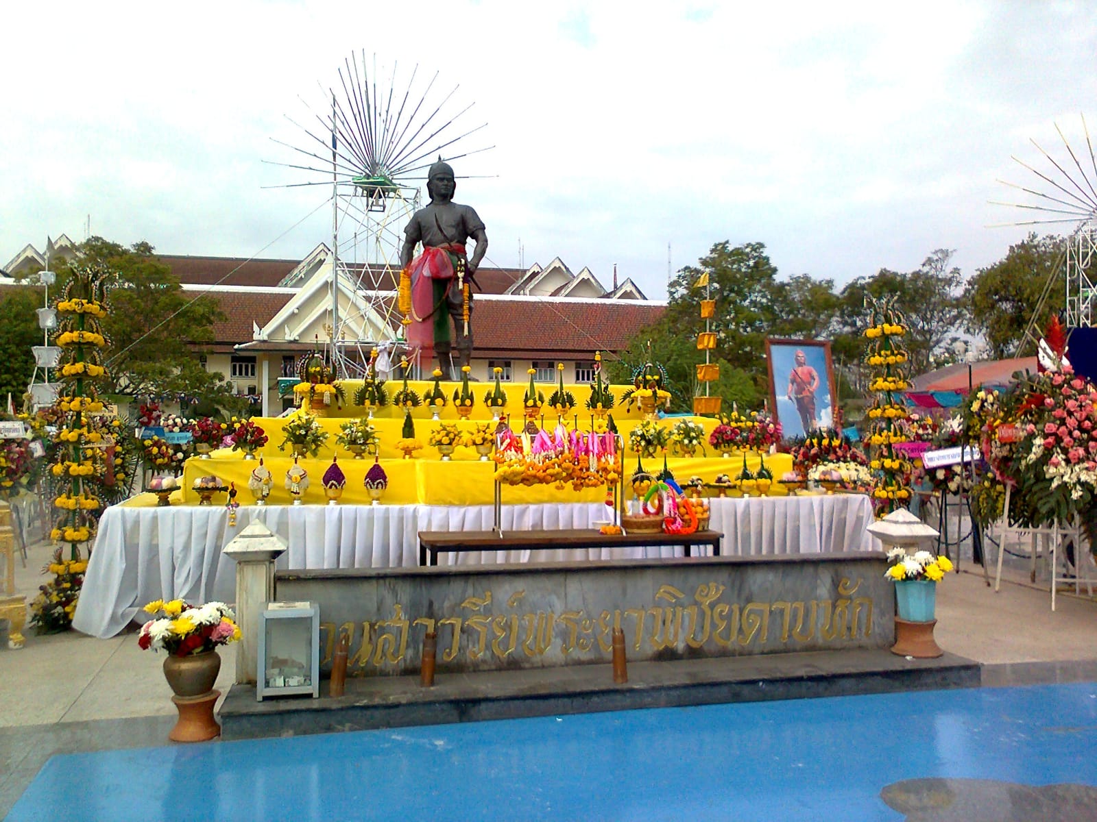 เดินเล่นในเมืองอุตรดิตถ์ ตลาด ของกิน อนุสาวรีย์ มุมเงียบ ๆ