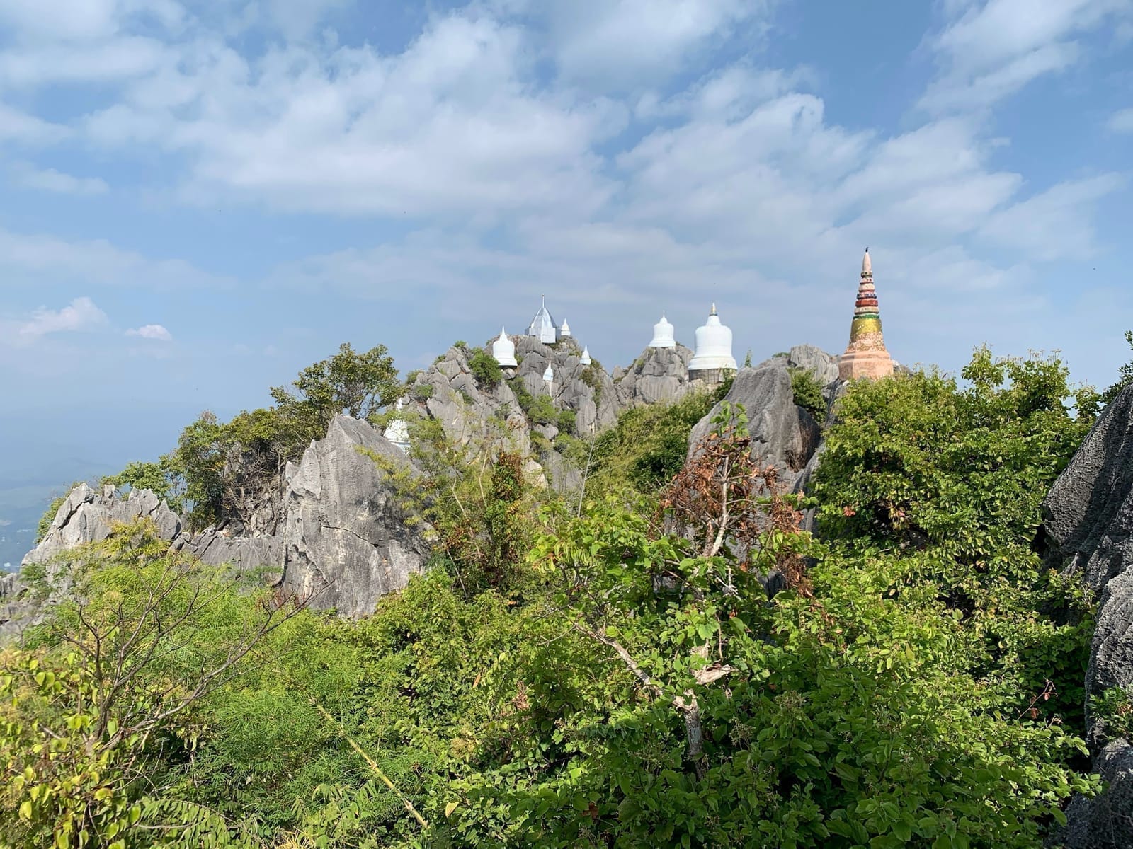 วัดเฉลิมพระเกียรติพระจอมเกล้าฯ เจดีย์ขาวบนยอดเขาแจ้ห่ม