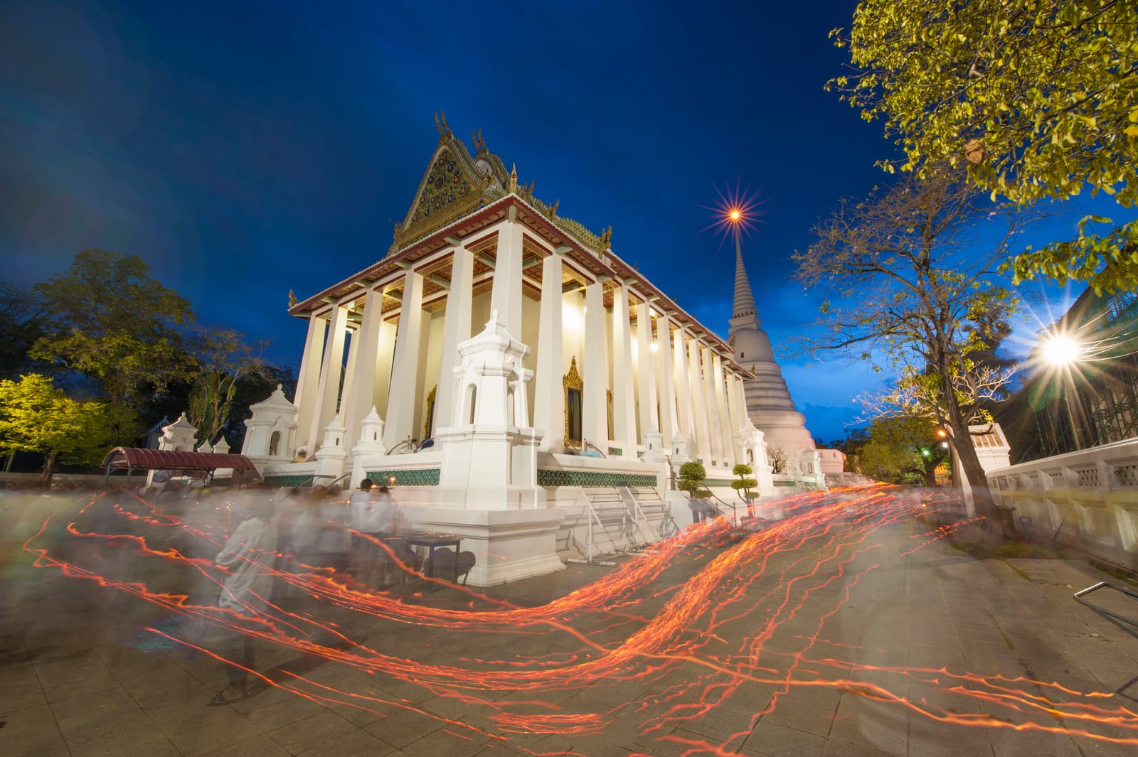 วัดเฉลิมพระเกียรติวรวิหาร วัดริมเจ้าพระยาสไตล์ไทยผสมจีน