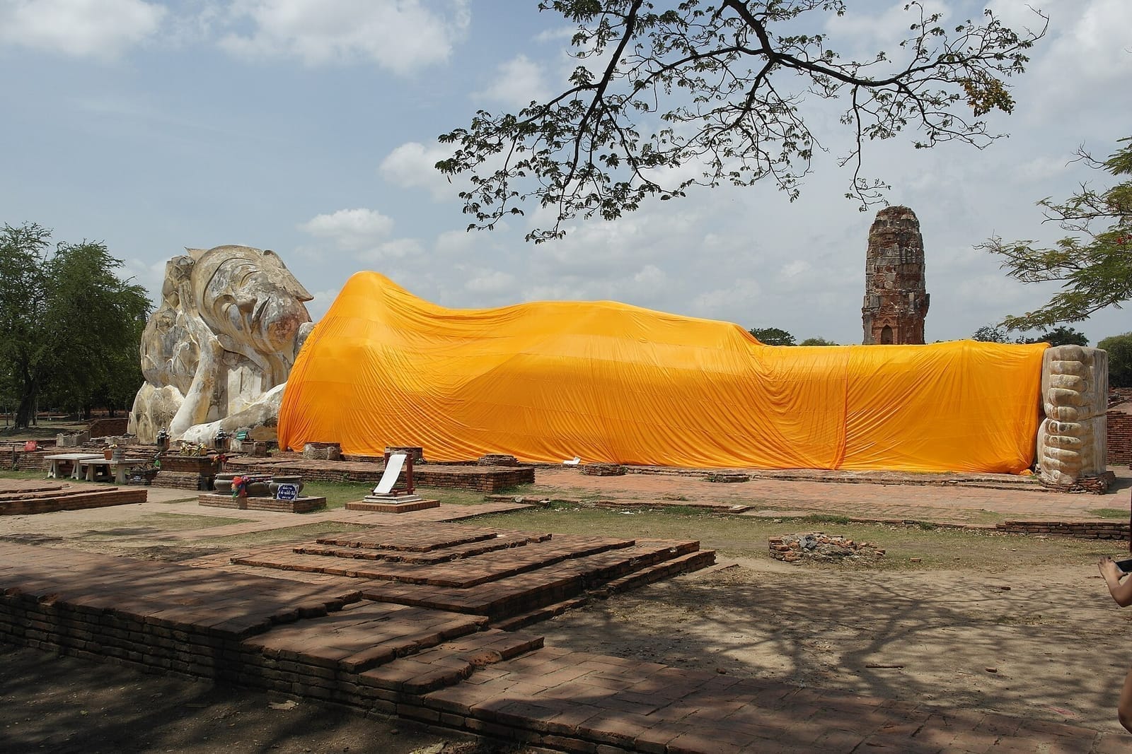 วัดโลกยสุธาราม พระนอนกลางแจ้งองค์ใหญ่