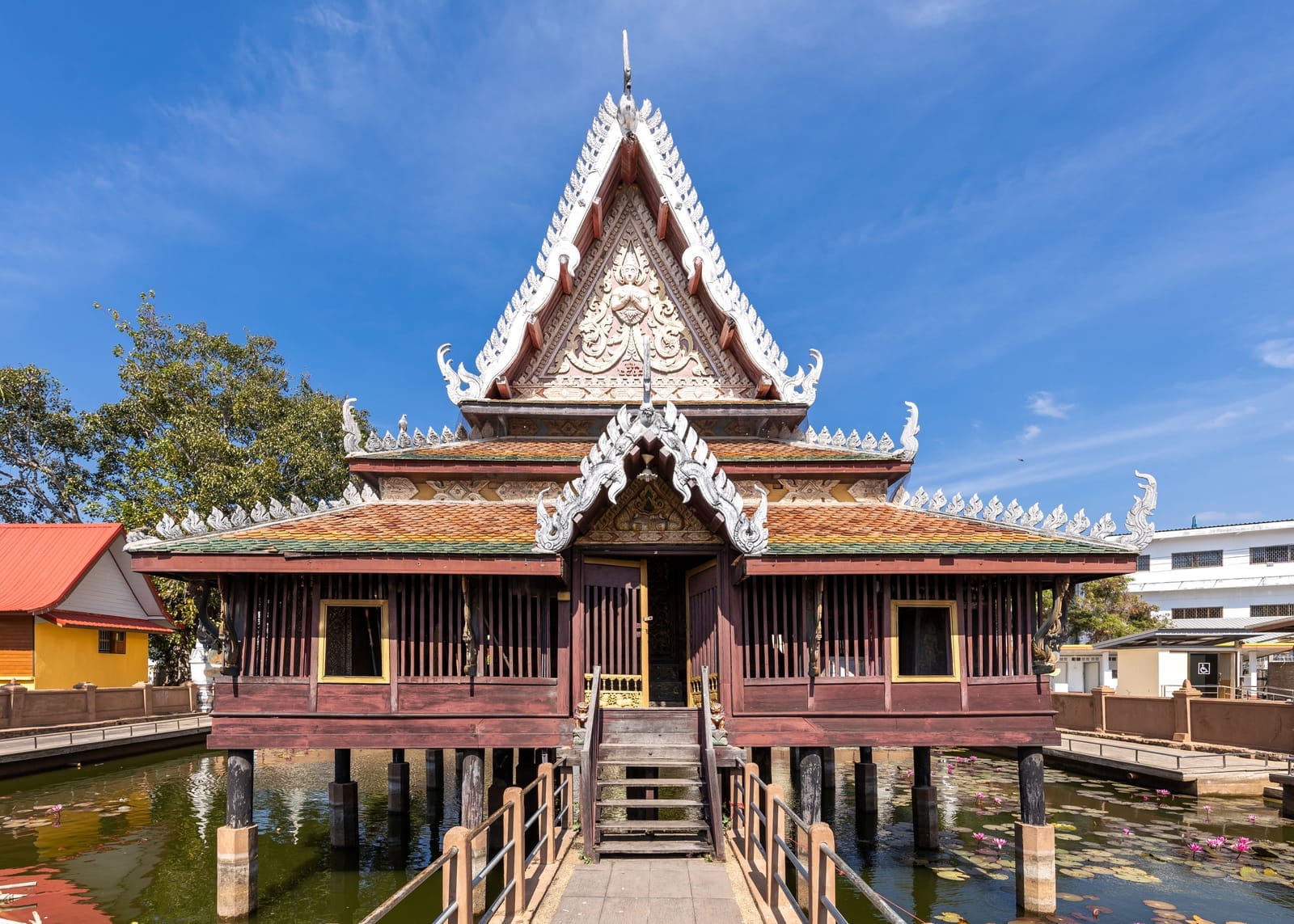 วัดมหาธาตุ ยโสธร พระธาตุอานนท์ คู่เมืองกลางย่านเก่า