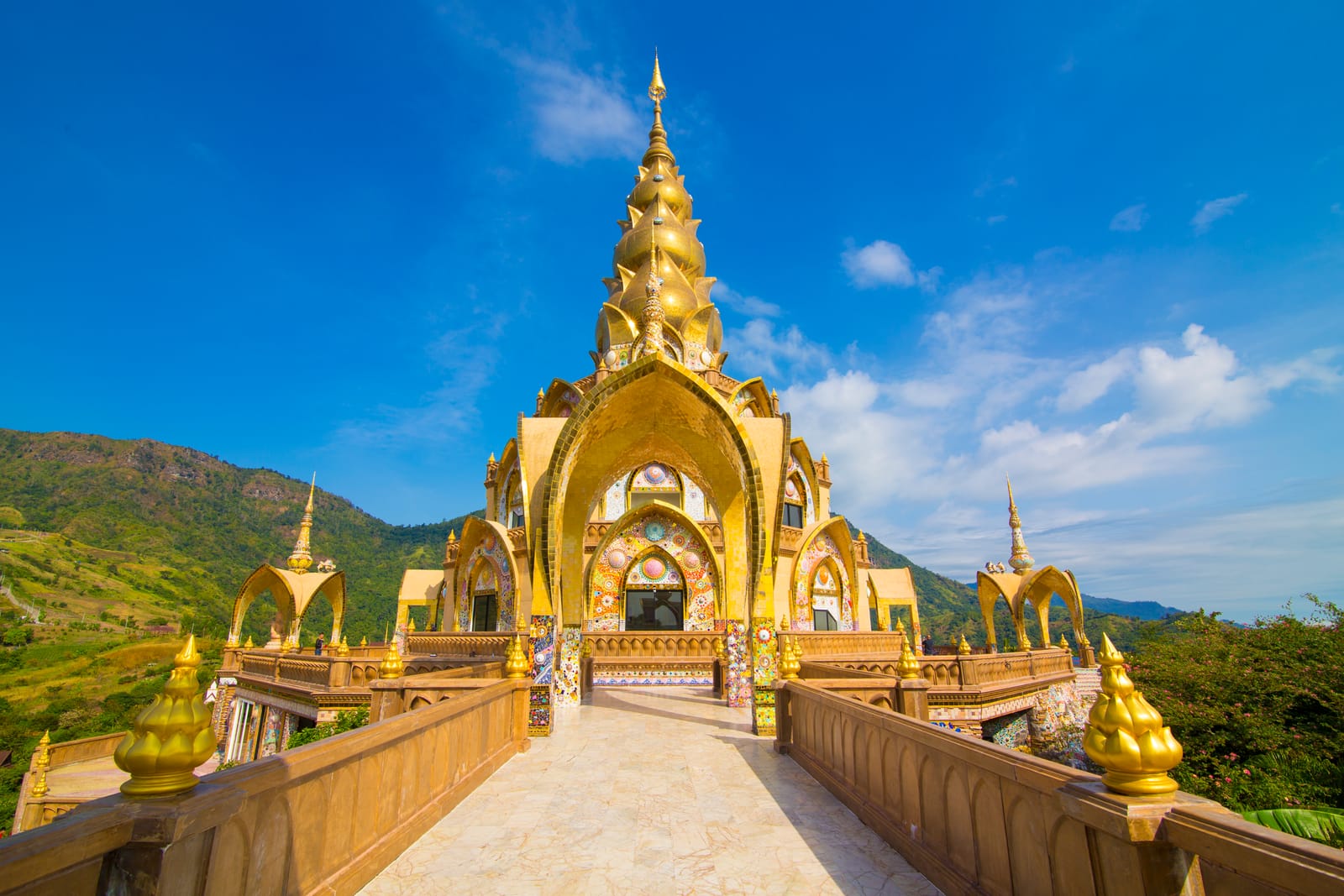 วัดพระธาตุผาซ่อนแก้ว เจดีย์กระเบื้องถ้วยชาม บนเขาค้อ