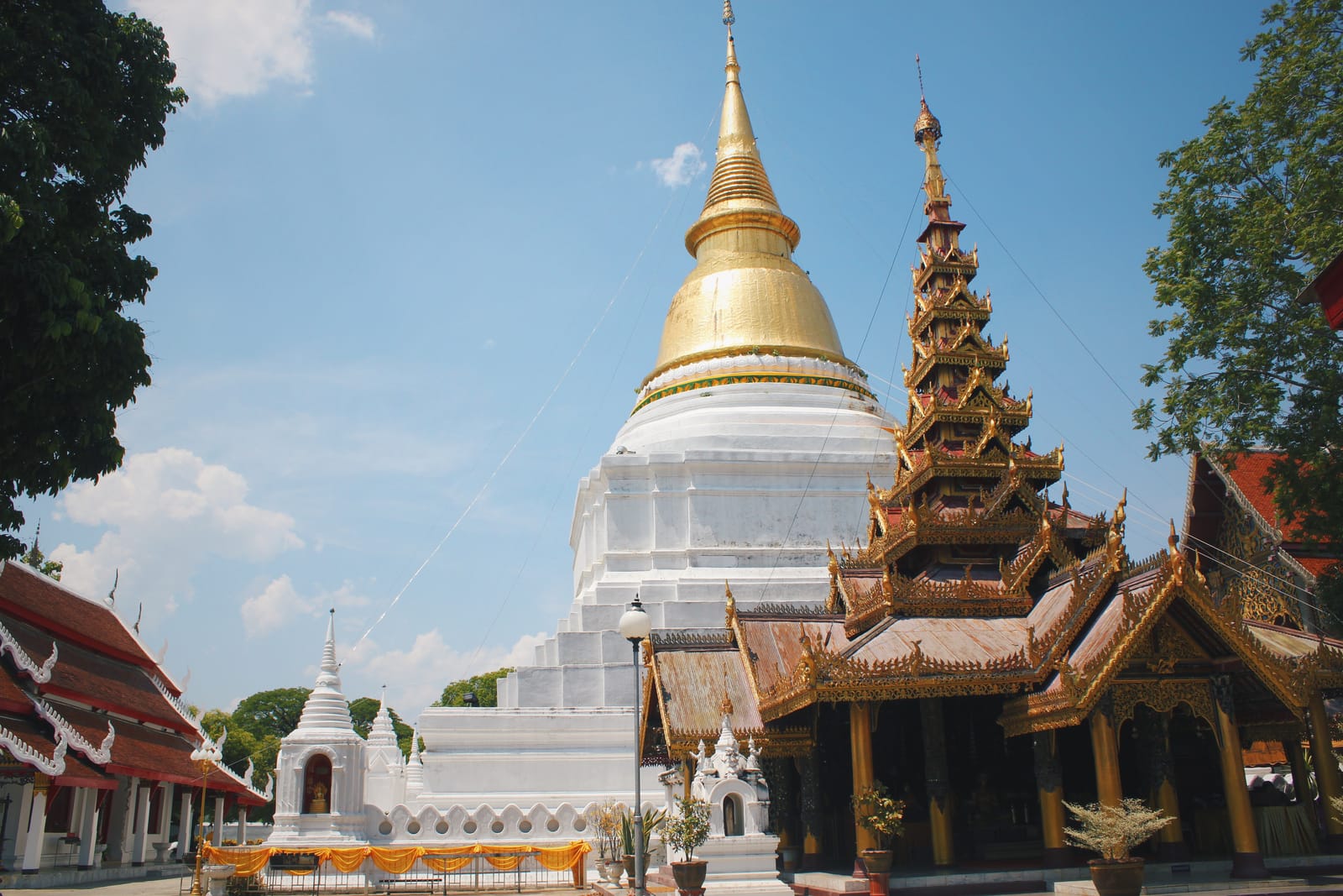 วัดพระแก้วดอนเต้าสุชาดาราม เจดีย์ทอง มณฑปพม่า กลางเมืองลำปาง
