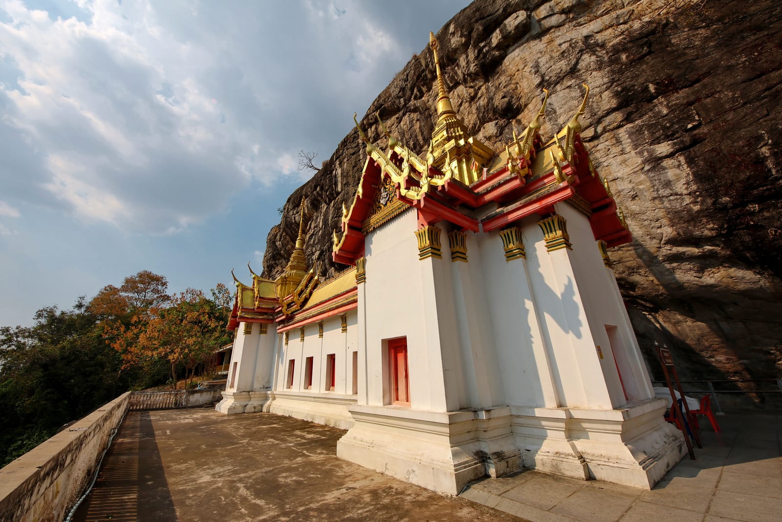 วัดพระพุทธฉาย สระบุรี เงาพระบนหน้าผา & ภาพเขียนสี 3,000 ปี