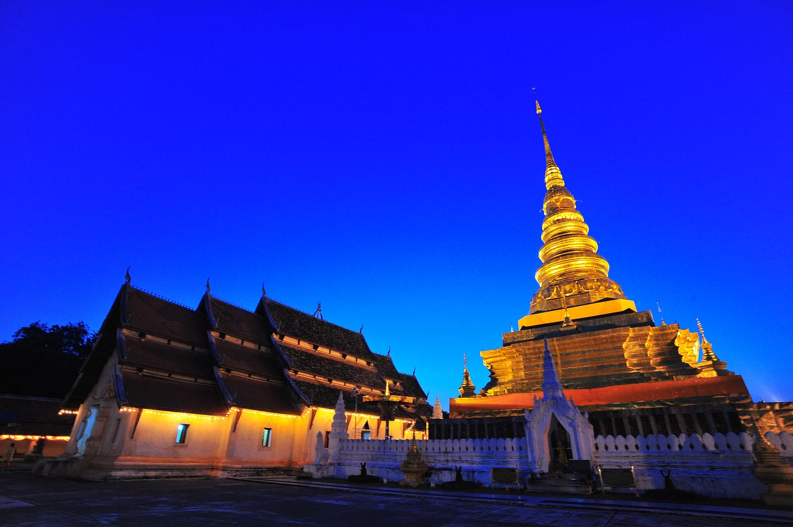 วัดพระธาตุแช่แห้ง พระธาตุคู่เมืองน่าน