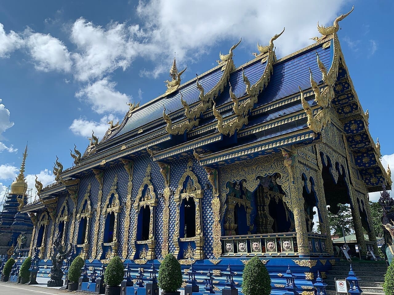 วัดร่องเสือเต้น วิหารสีน้ำเงินแห่งเชียงราย