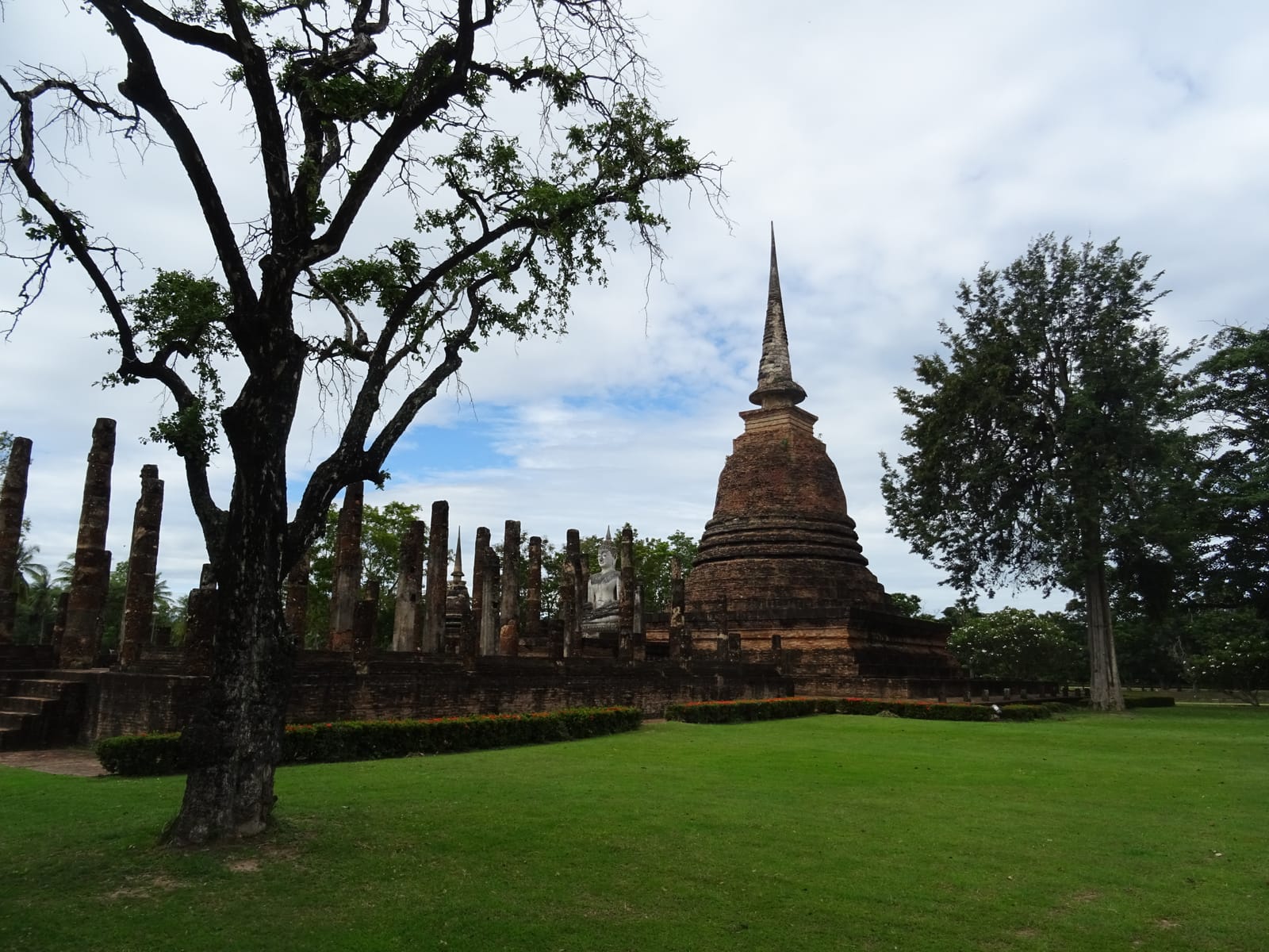 วัดสระศรี เจดีย์ทรงลังกากลางสระน้ำ