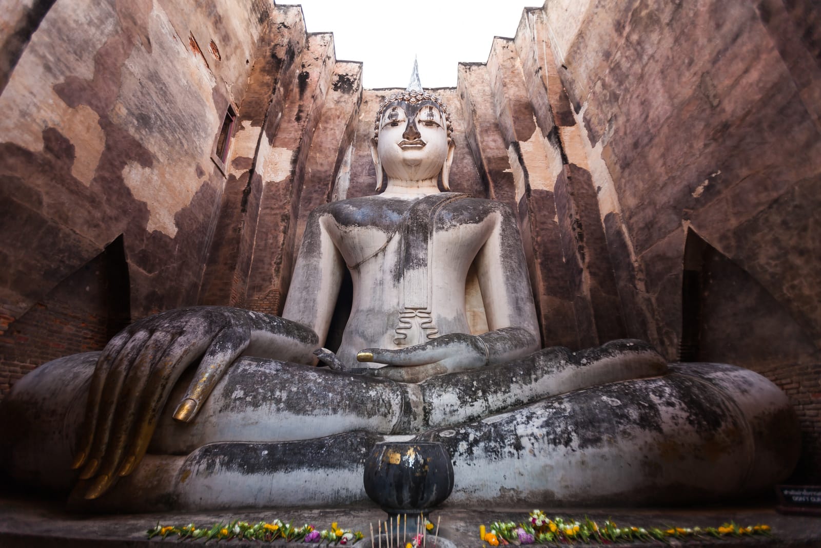 วัดศรีชุม พระอจนะในมณฑป มองผ่านช่องประตู