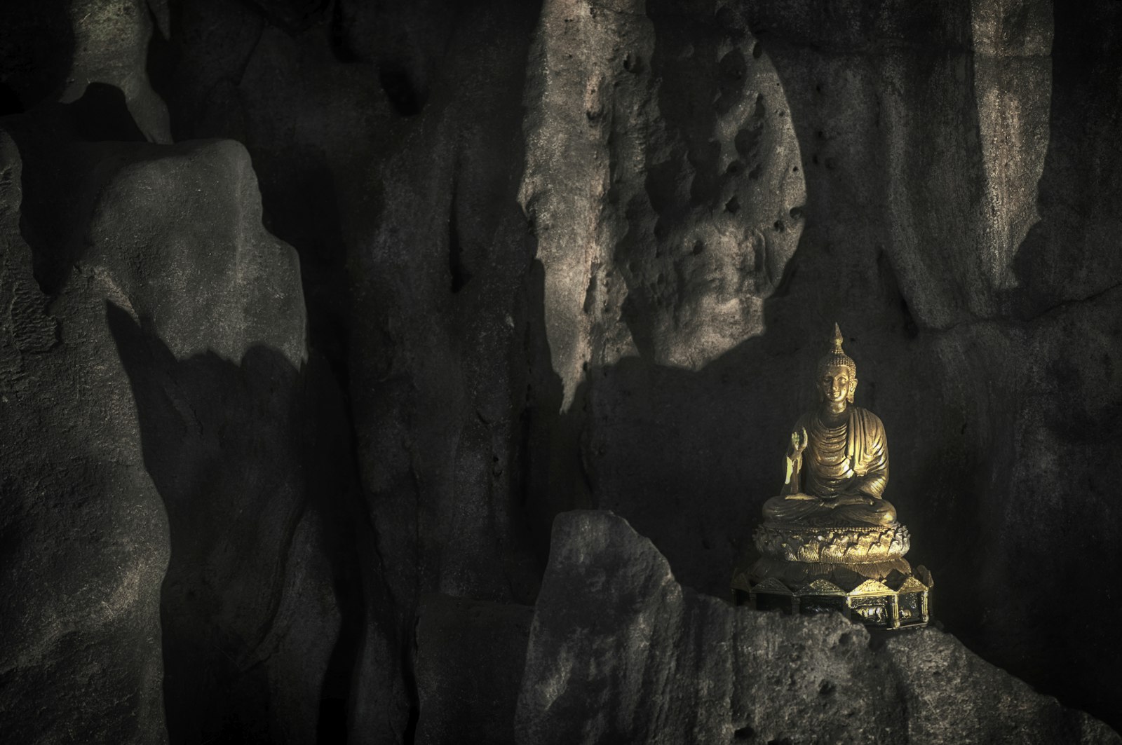 วัดถ้ำแสงเพชร วัดป่าบนเขาหินทราย