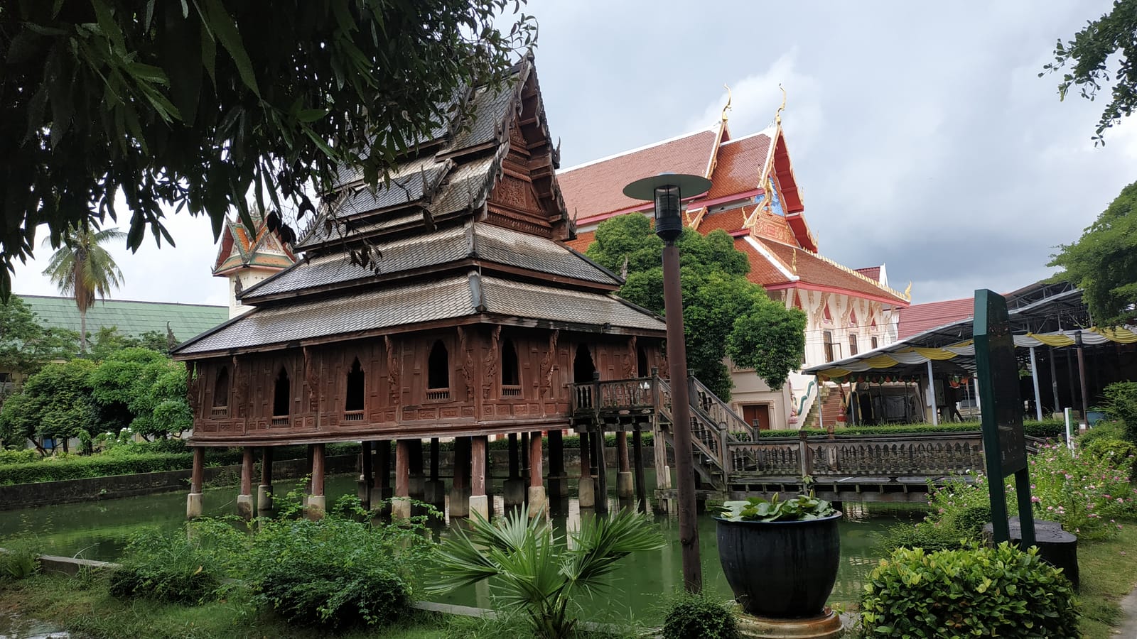 วัดทุ่งศรีเมือง หอไตรกลางน้ำ กลางเมืองอุบล