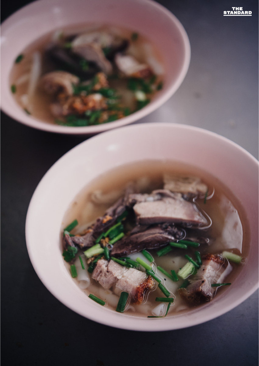 ก๋วยจั๊บน้ำใสสองชาม เครื่องในหมูกรอบและต้นหอม โรยพริกไทย