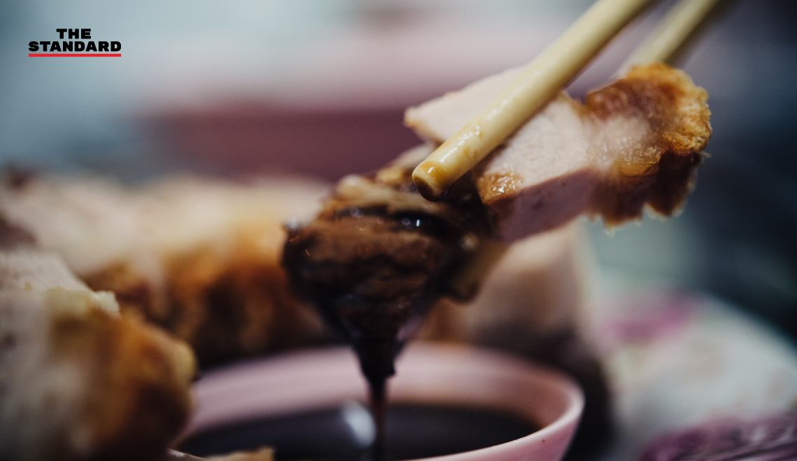 หมูกรอบของก๋วยจั๊บมิสเตอร์โจ คีบจิ้มซีอิ๊วหวานข้น หนังพองกรอบ