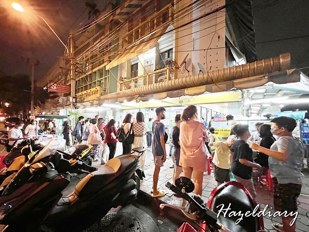 มาม่าโอ้โหหม้อต้มยำพร้อมเครื่องและไข่ ที่ร้านเจ๊โอว